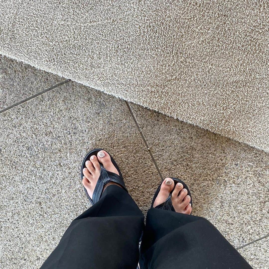知念美加子のインスタグラム：「フットネイルの季節🌺  石垣行く前にやってもらった🤍いつも足は派手カラーが多いけど、、なんだか最近はこういう大人な気分に😌  ポイントに粘土ジェルをぽちっとしたよ🤍  見るたびに気分あがる🤍🤍🤍  Thank you @nail.okm 🤍  #フットネイル #沖縄ネイルサロン #ニュアンスネイル #ちねんねいる」