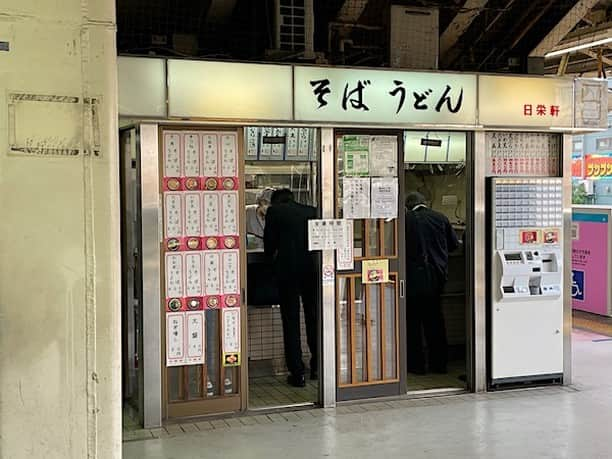 小野瀬雅生さんのインスタグラム写真 - (小野瀬雅生Instagram)「JR東神奈川駅上り線ホームの日栄軒で天ぷらそばウマウマウー☆創業大正7年（1918年）の立ち食い蕎麦店☆戦時中東神奈川駅で働いていたワタシのお祖父ちゃん（母方）も味わったであろう味☆久しぶりに天ぷらトッピング☆かき揚げのタマネギとニンジンの甘さが蕎麦汁と合わさってサイコー☆昔ながらの太くて軽いそばと蕎麦汁のマッチングもシャイコー☆マイソウルフード☆ハマの味☆いつまでもそのままで♫ #日栄軒 #jr東神奈川駅 #上りホーム #天ぷらそば #小野瀬雅生 #onosemasao #ウマウマウー #創業大正7年 #since1918 #かき揚げ #サイコー #シャイコー #マイソウルフード #ハマの味 #スキスキスー #アイシテマス #いつまでもそのままで #京浜東北線 #横浜線 #天ぷらいわた」5月9日 8時52分 - onosemasao