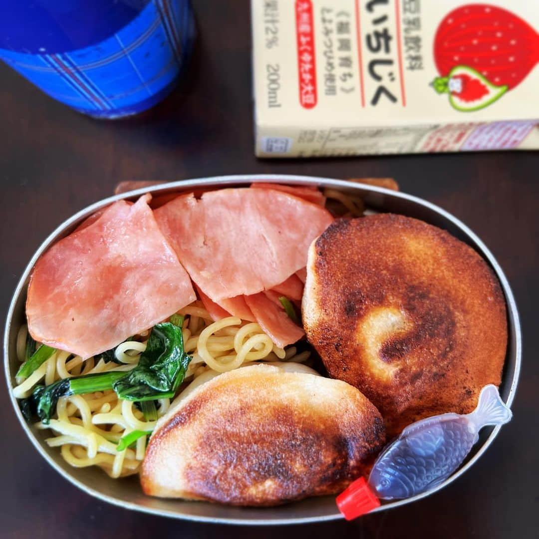 萩野志保子さんのインスタグラム写真 - (萩野志保子Instagram)「曽さんの餃子を焼きました。  台灣の焼き餃子だから 煎餃かな？ #煎餃  息子は学校でお弁当を保温庫に入れるので 食べる時にはアツアツだそう。 だからとっておきのモチモチ餃子も 時にはよかろう。 3つ♨︎授けてしんぜようぞ。 (下に もひとつ) 約束の焼きそばと。  冷めてる大人←  は鳥ごぼうご飯。 卵焼きに小松菜入れています🥬  #曽さんの店 #餃子  #タレ類を別添えにする日の到来 #大人の階段上る #小3 #ついこの前まで #1秒でも早く食べられるように #食べやすさ #第一ミッション #を課せられていた #お弁当 #今朝きいてみたら #お、 #いいねえ #とご満悦で #デビュー #醤油さし別添え #小学生弁当 #男子弁当 #息子弁当 #保温庫弁当 #煎餃 #焼き餃子 #坊弁当 #オット弁当」5月9日 8時55分 - shihoko_hagino