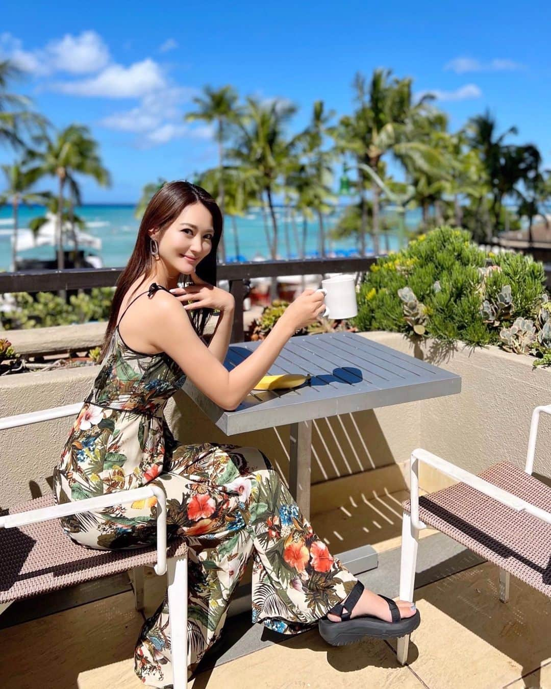 うさびったのインスタグラム：「ハイアットリージェンシー🌴✨  シティービューもまたいいね🩵  てか写真撮って気づいたが私背中がむちむちだわ😇🔥  今まで体重増えてても気のせいだと思ってたwwww🤣←  むちむちもいいんだが、東京に置いてある夏の服が入らないのは金銭的に死ぬので夏に向けて気合い入れていくぅー😇🔥💸  ちなみに今54キロ😇🔥  #ハイアットリージェンシーワイキキ #hyattregencywaikiki #ハワイ #waikiki」