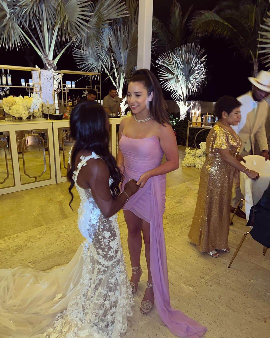 アリー・レイズマンのインスタグラム：「Congrats to @simonebiles & @jowens 🤍🤍🤍🤍🤍🤍🤍🤍 💋💋💋💋💋💋」