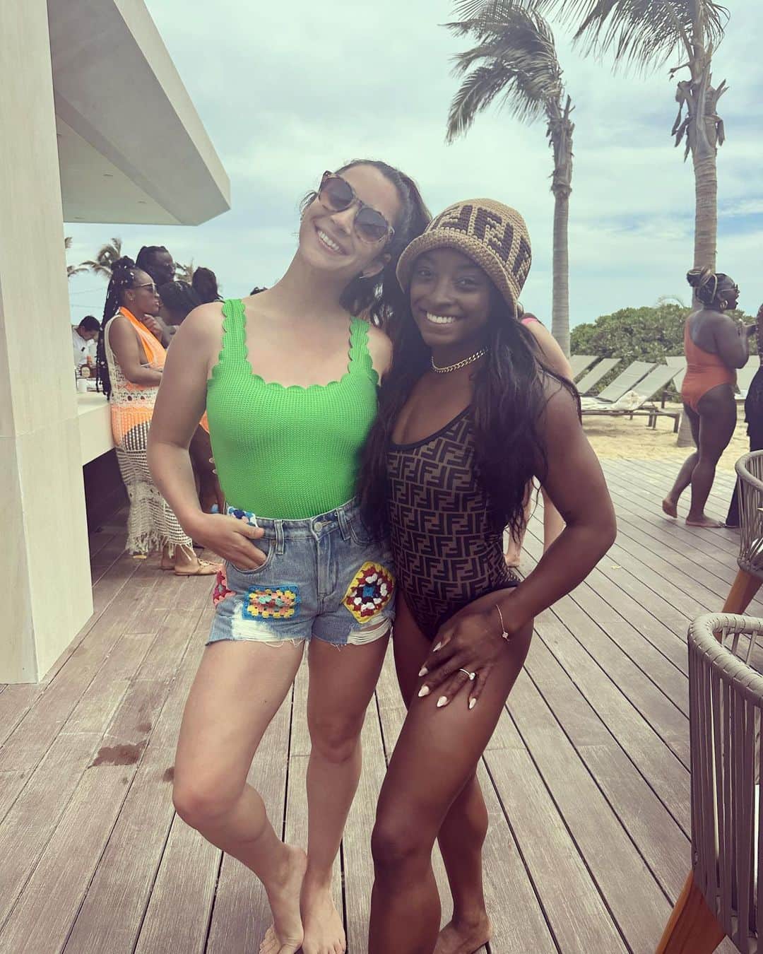 アリー・レイズマンのインスタグラム：「Congrats @simonebiles & @jowens such a fun weekend. It was soooooo great to be back together again 🤍🤍🤍❤️❤️❤️」