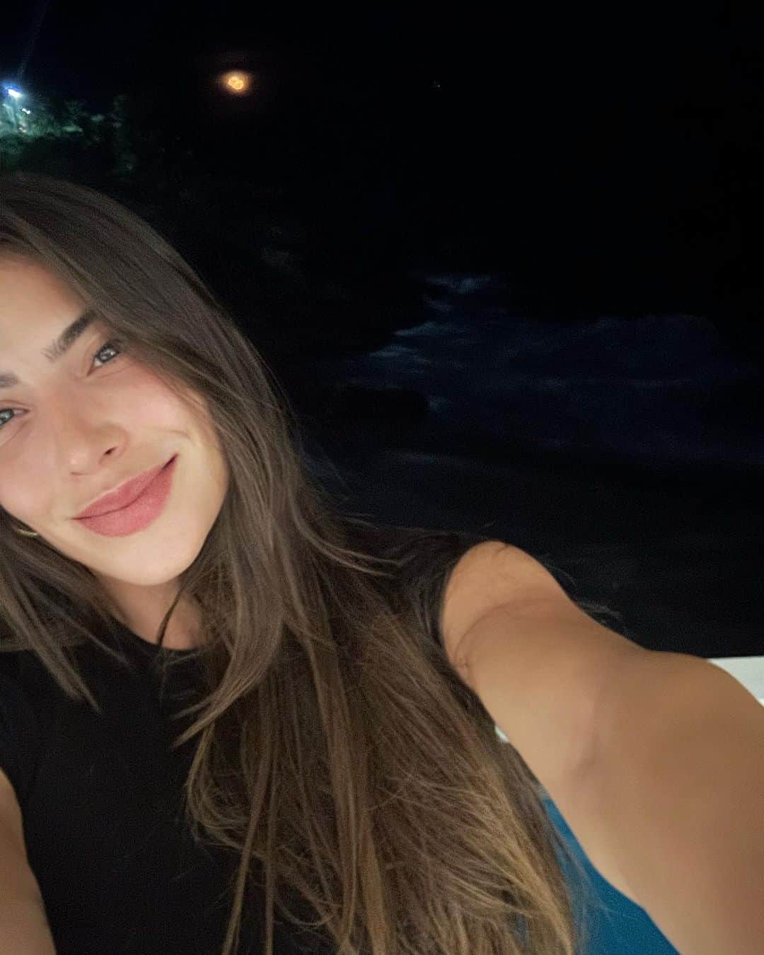 のインスタグラム：「Selfie mais linda que já tirei na minha varanda 🥰☺️  (A última foto é de outro dia mas sempre saio pra procurar ela! Hj não precisei nem sair do sofá pra isso 🔥🥹)   Eu e Ela sempre 🌝✨」