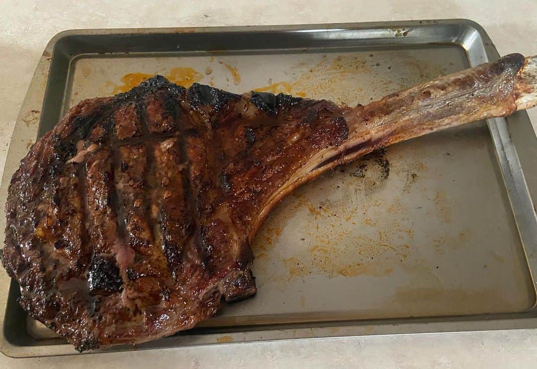 ランス・アーチャーのインスタグラム：「My first tomahawk steak !  #tomahawksteak」