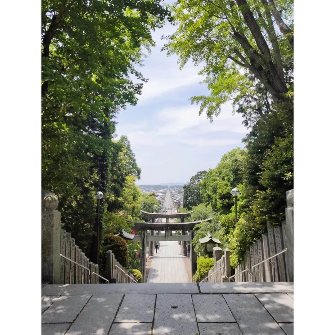 栗山絵美さんのインスタグラム写真 - (栗山絵美Instagram)「少し足を伸ばして 緑と、海に癒された休演日。 今日からまた１週間、 元気に頑張れます🍀 ̖́-  #ミュージカルSPY #宮地獄神社 #宮地浜  #今度は光の道の時に行きたいなぁ  #チーズケーキ素晴らしくてビックリ #海鮮丼最高でした #とんこつラーメンも堪能してます #博多生活 #楽しすぎる」5月9日 9時33分 - jumboebig