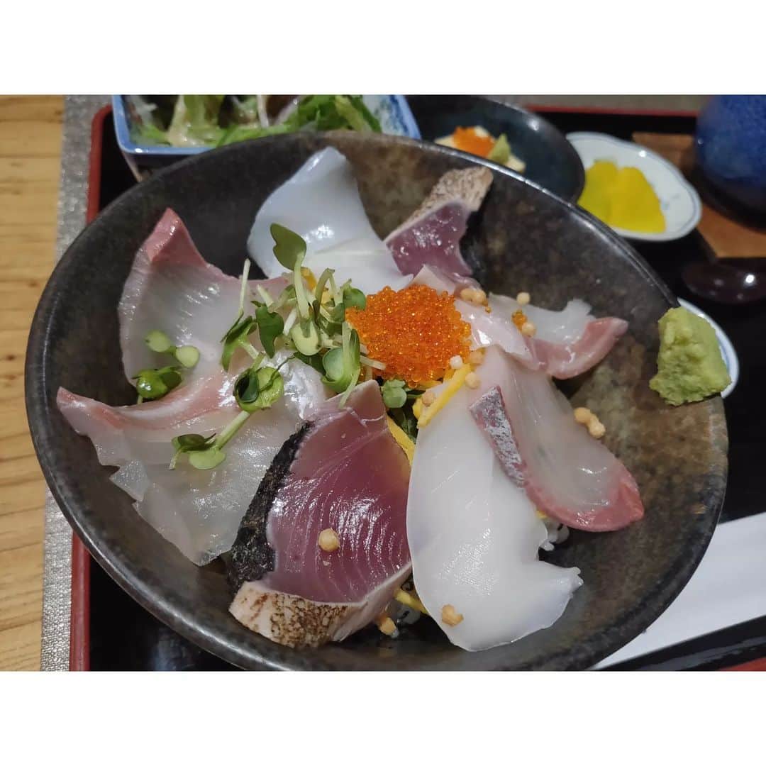 栗山絵美さんのインスタグラム写真 - (栗山絵美Instagram)「少し足を伸ばして 緑と、海に癒された休演日。 今日からまた１週間、 元気に頑張れます🍀 ̖́-  #ミュージカルSPY #宮地獄神社 #宮地浜  #今度は光の道の時に行きたいなぁ  #チーズケーキ素晴らしくてビックリ #海鮮丼最高でした #とんこつラーメンも堪能してます #博多生活 #楽しすぎる」5月9日 9時33分 - jumboebig