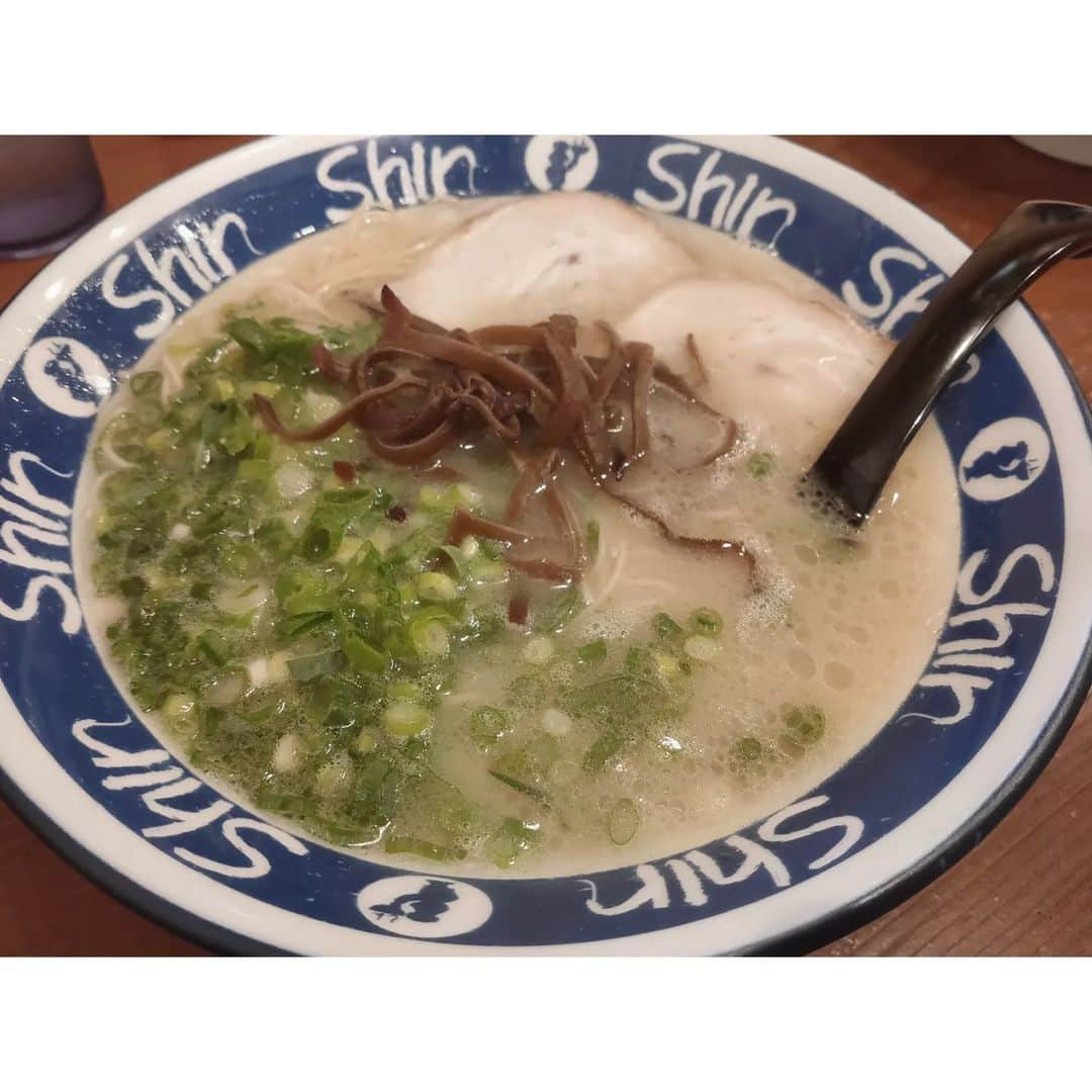 栗山絵美さんのインスタグラム写真 - (栗山絵美Instagram)「少し足を伸ばして 緑と、海に癒された休演日。 今日からまた１週間、 元気に頑張れます🍀 ̖́-  #ミュージカルSPY #宮地獄神社 #宮地浜  #今度は光の道の時に行きたいなぁ  #チーズケーキ素晴らしくてビックリ #海鮮丼最高でした #とんこつラーメンも堪能してます #博多生活 #楽しすぎる」5月9日 9時33分 - jumboebig