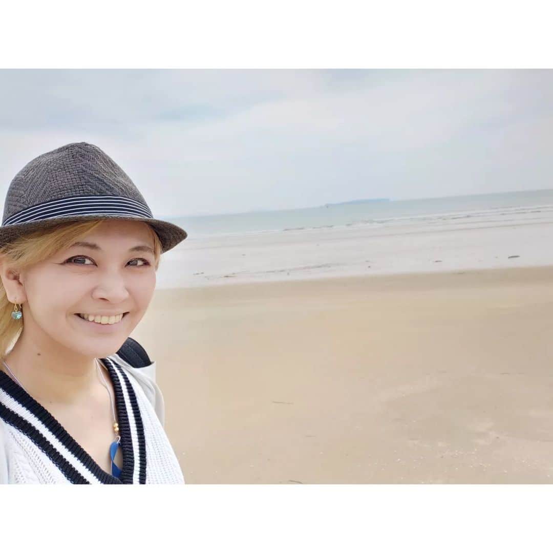 栗山絵美さんのインスタグラム写真 - (栗山絵美Instagram)「少し足を伸ばして 緑と、海に癒された休演日。 今日からまた１週間、 元気に頑張れます🍀 ̖́-  #ミュージカルSPY #宮地獄神社 #宮地浜  #今度は光の道の時に行きたいなぁ  #チーズケーキ素晴らしくてビックリ #海鮮丼最高でした #とんこつラーメンも堪能してます #博多生活 #楽しすぎる」5月9日 9時33分 - jumboebig