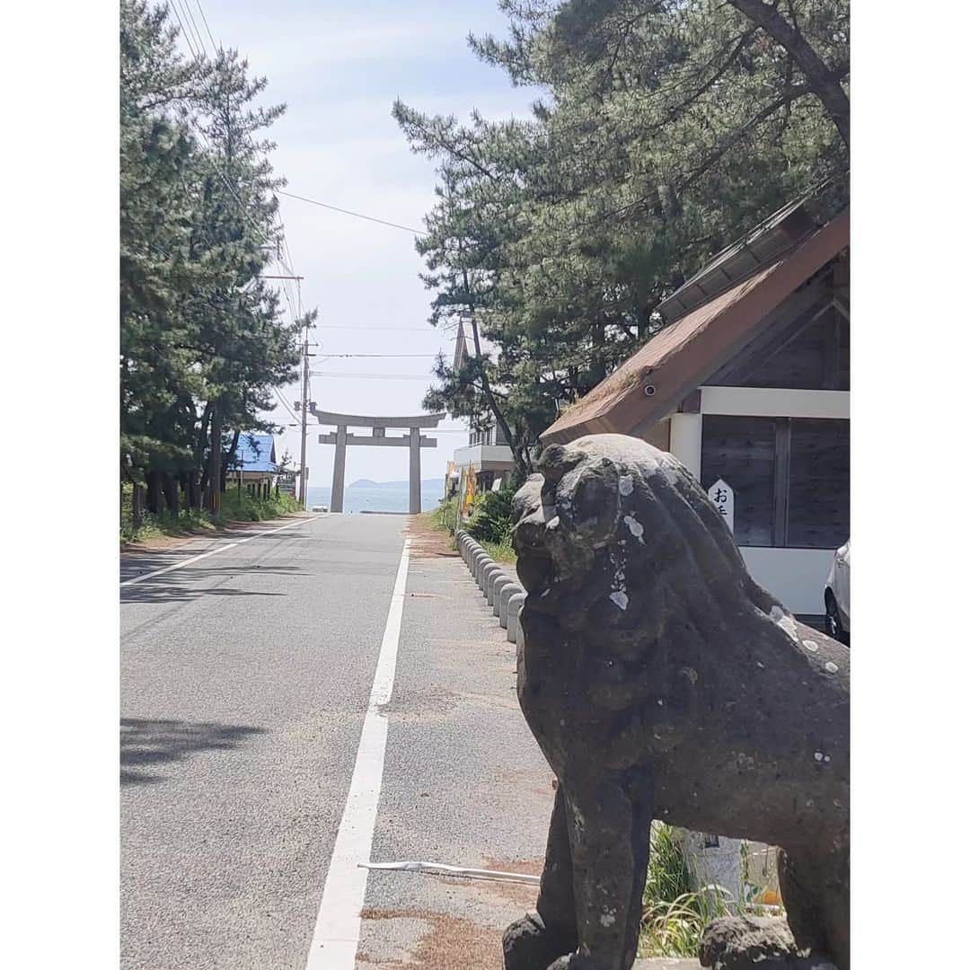 栗山絵美さんのインスタグラム写真 - (栗山絵美Instagram)「少し足を伸ばして 緑と、海に癒された休演日。 今日からまた１週間、 元気に頑張れます🍀 ̖́-  #ミュージカルSPY #宮地獄神社 #宮地浜  #今度は光の道の時に行きたいなぁ  #チーズケーキ素晴らしくてビックリ #海鮮丼最高でした #とんこつラーメンも堪能してます #博多生活 #楽しすぎる」5月9日 9時33分 - jumboebig