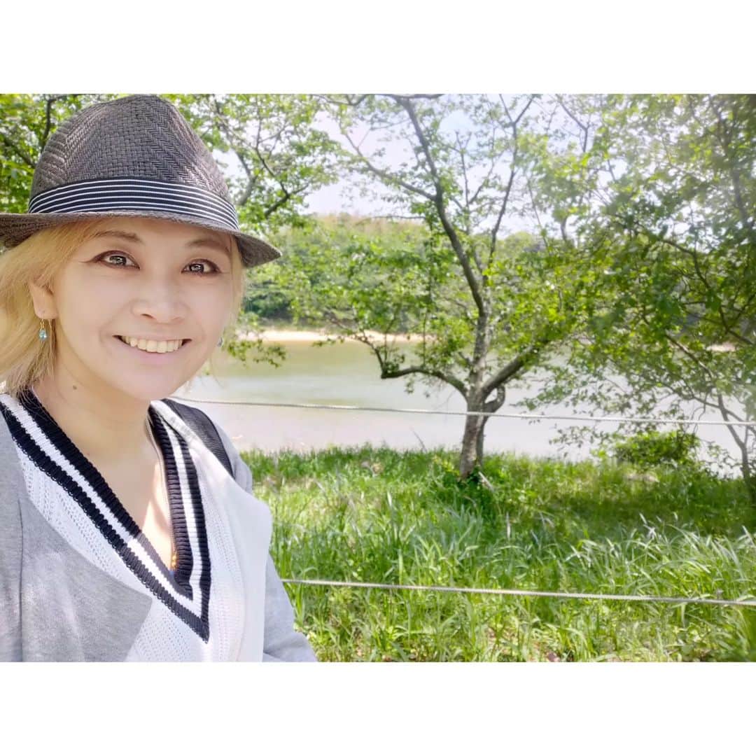 栗山絵美さんのインスタグラム写真 - (栗山絵美Instagram)「少し足を伸ばして 緑と、海に癒された休演日。 今日からまた１週間、 元気に頑張れます🍀 ̖́-  #ミュージカルSPY #宮地獄神社 #宮地浜  #今度は光の道の時に行きたいなぁ  #チーズケーキ素晴らしくてビックリ #海鮮丼最高でした #とんこつラーメンも堪能してます #博多生活 #楽しすぎる」5月9日 9時33分 - jumboebig