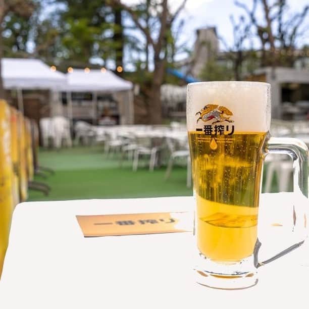 散歩の達人さんのインスタグラム写真 - (散歩の達人Instagram)「今日は５月９日、 #ゴクゴクの日 ビールをゴクゴク飲んで、爽快感を味わいたいですね。  ビアガーデン最大の魅力といえば飲み放題のビール。  記事「明治神宮外苑の『森のビアガーデン』は2023年も開催。1984年から続く夏の風物詩」より。  #さんたつ #散歩の達人 #ビール #バーベキュー #ビアガーデン #森のビアガーデン #明治神宮外苑 #夏の風物詩」5月9日 9時26分 - san_tatsu