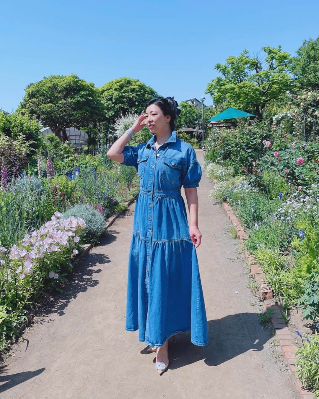 大津弥生さんのインスタグラム写真 - (大津弥生Instagram)「. . 素敵なRose Garden に行ってきました✨🌹✨ . 初夏らしいデニムのワンピースは . @shein_japan @sheinofficial  . 今年は #デニム 流行ってるみたいですね💙 . 1枚サッと着るだけでコーデが決まるワンピースが大好き🫶🤣🫶 . ぽわんパフスリーブと、スカートのフリルが可愛い💓 . 大きなリボンが可愛いヘアクリップと、キラキラビジューのクリアサンダルも #shein  . DENIM DRESS 👗 ID:13392622 . ブラックの大きなリボンのクリップ🎀 商品ID:14059324 . キラキラビジューのクリアサンダル👡 商品ID: 10905324 . 他にもブラックのワンピース、キラキラのシューズクリップや、野菜のピーラー、デジタル時計や、ネイルパーツなんかも買っています😆 . LED 電気デジタル プラスチック時計 商品ID: 11054498 . 2個 ラインストーン靴デコレーション 商品ID: 11002392 . 見てるだけで楽しいSHEINのHP、お子さん用や男性用もあるので、見てみてくださいね🫧 . クーポンコード:4ST15 🫧0-5999円で15%OFF 6000円以上のご購入で20％OFF  🫧有効期限：2023/05/31まで . #SHEIN春の感謝祭 #SHEINコーデ #SHEIN #SHEIN購入品 #今日のコーデ #OOTD  #購入品紹介 #fashion #fashionista #fashionblogger #onepiece #dress #denim #denimstyle #denimaddicted #sandals #bijoux #ヘアクリップ #ビジュー #デニム #デニムワンピース #デニムスカート #シューズクリップ #サンダル #パンプス #シーイン #シーイン購入品 #ファッション #コーデ」5月9日 9時38分 - yayoinsta_life