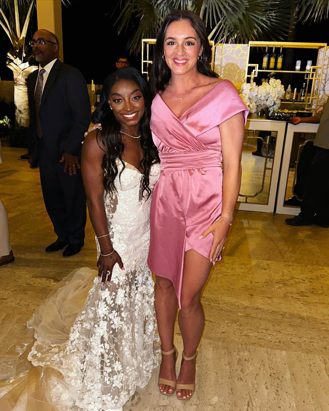 マギー・ニコルズさんのインスタグラム写真 - (マギー・ニコルズInstagram)「The most beautiful + magical wedding!✨💍💕so incredibly happy for you two!! Cheers to the OWENS!🥂 @simonebiles @jowens」5月9日 9時39分 - callmeswags