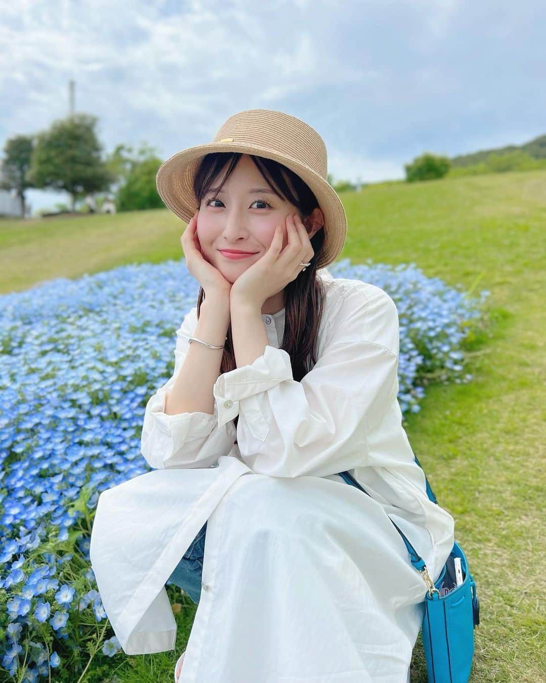 佐藤佳奈のインスタグラム：「ネモフィラも綺麗だった💠  #淡路島 #国営淡路海峡公園  #ネモフィラ」