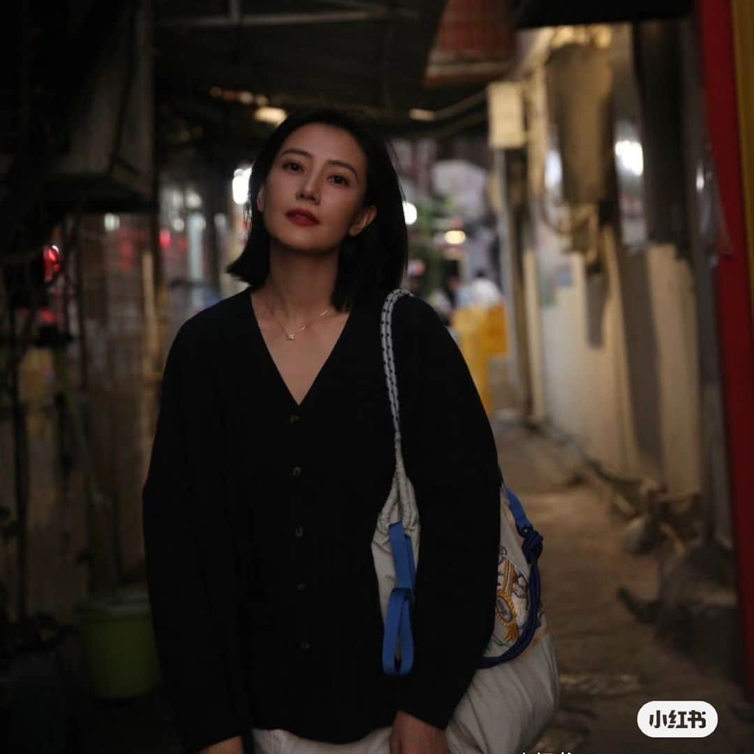 D[di:]さんのインスタグラム写真 - (D[di:]Instagram)「本日のD[di:]ショップのレコメンドシリーズは、品薄になっちゃってる0歳のウサギシリーズLサイズです🐰  こちら、実は、どこかのお国のアジアのとんでもない美女が御愛用してくださってるらしく、海外の方からの注文がおおくて一瞬でペールグレイがsoldしちゃってます(^_^;) すでに量産終了しているため、ペールグレイは入荷する見込みがありませんが、 ライラックパープルのお色はのこりわずかとはなりますが、在庫ございます🌷  ちなみにD[di:]本人も、こちらのパープルは温泉用♨️バッグに愛用中です🐇  【０歳うさぎ】 ０歳おたんじょうびおめでとう！つまり、私は生まれたてなの！えっへん！そんな声が聞こえてきそう。 うまれたての子ウサギとお花のアンソロジー♪ 祝福されながらも、花を食べてあらぬ方をみるベイビーウサギの表情がコミカルで愛らしいと人気です。  Ball & Chainの刺繍バッグは、汚れたらそのまま洗濯もできるし、見た目よりもたくさんいれられちゃう優れもの！軽くて丈夫だから、誰もがとりこになる使い心地です♪  MサイズとLサイズがございます／今ポストはLサイズのご案内になります どうぞ、当店のショップドアを🚪あけて、みにきてください♪  メッセージカード代行プリントサービスは、母の日用の他に、お誕生日、感謝の気持ちやお祝い用とバリエーションがあり、ラッピングサービスもございますので、そちらもぜひご活用くださいませ🌸  #present #animalillustration #embroidery　#rabbit #bag #ecobag #springfashion #ballandchain #hedgehog　#hummingbird #母の日のプレゼント #旅行グッズ収納  #娘からのプレゼント  #messagecard #message #greetingcard」5月9日 10時00分 - deeth
