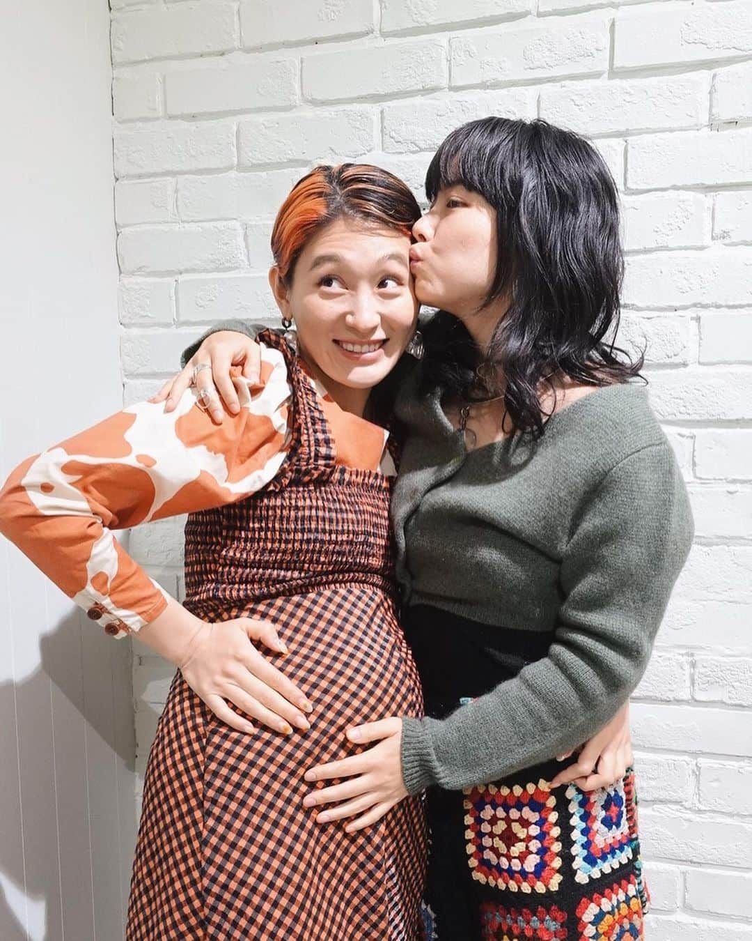 eriさんのインスタグラム写真 - (eriInstagram)「この前クリンスイさん　@cleansui_knows のトークショーでコムと @kom_i_jp   コムの妊娠・出産をドキュメンタリー映画にするという計画 @kom_i_doc (クラファン今日まで！) めちゃくちゃワクワク！ わたしはエンドロールに名前入れてもらえるリターン選んだ笑  わたしにいつも必要な視点と言葉とフィーリングを与えてくれる だーーーーいじな友達 その存在自体に拝みたいくらい感謝してるあの子のおなかに DNAをわけた新しい命がいるなんて、、、 いきものってすごい 最高」5月9日 9時59分 - e_r_i_e_r_i