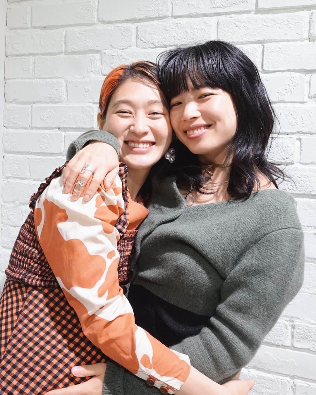 eriさんのインスタグラム写真 - (eriInstagram)「この前クリンスイさん　@cleansui_knows のトークショーでコムと @kom_i_jp   コムの妊娠・出産をドキュメンタリー映画にするという計画 @kom_i_doc (クラファン今日まで！) めちゃくちゃワクワク！ わたしはエンドロールに名前入れてもらえるリターン選んだ笑  わたしにいつも必要な視点と言葉とフィーリングを与えてくれる だーーーーいじな友達 その存在自体に拝みたいくらい感謝してるあの子のおなかに DNAをわけた新しい命がいるなんて、、、 いきものってすごい 最高」5月9日 9時59分 - e_r_i_e_r_i