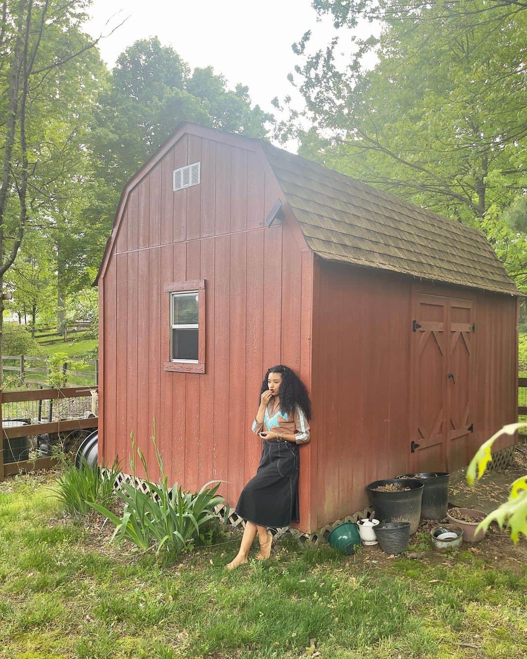 ティファニー・キャデラックのインスタグラム：「Nibbling on blackberries by the barn. I love walking barefoot on the grass, such a satisfying feeling.」