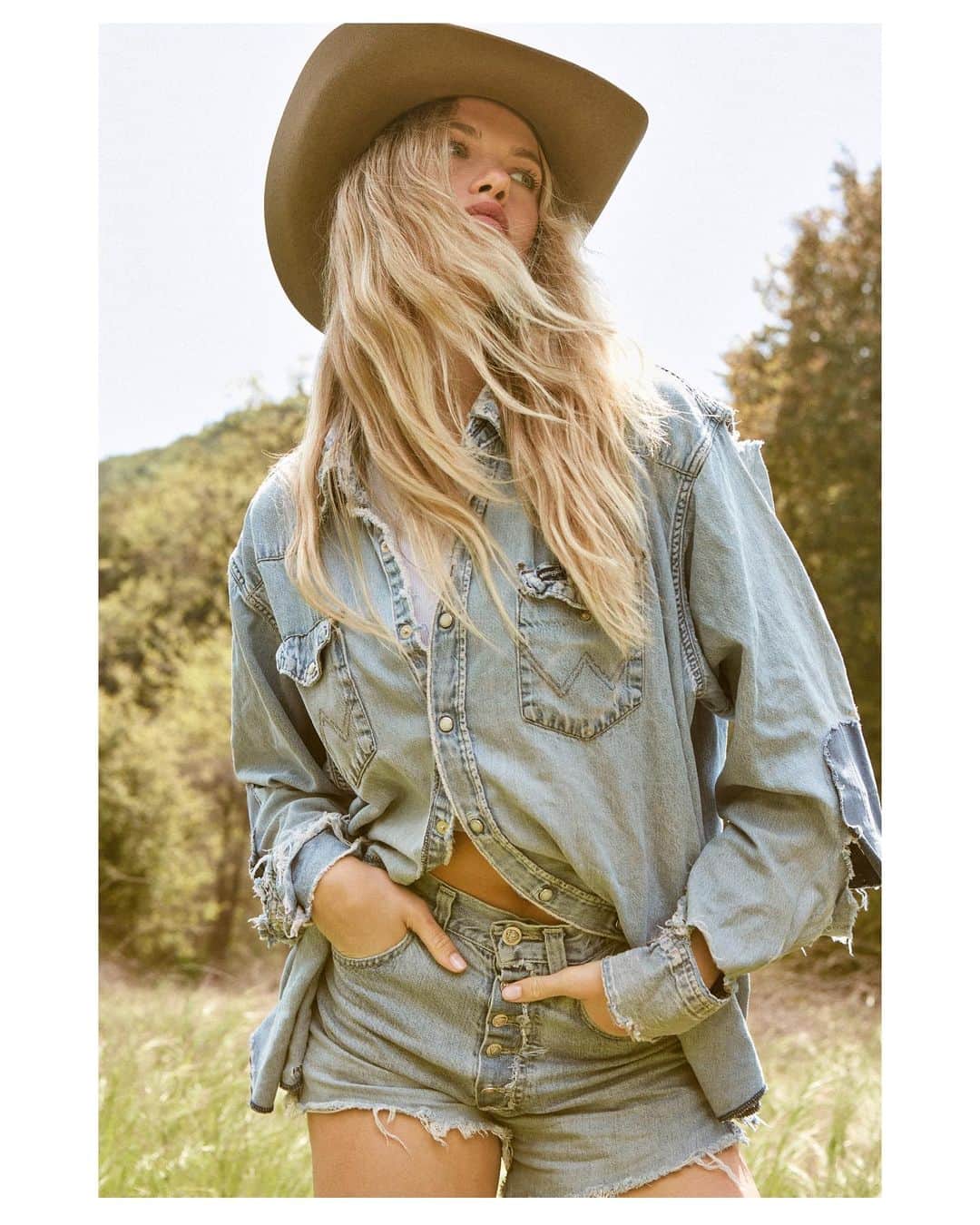 ヘイリー・クラウソンのインスタグラム：「One with nature 🌲✨🌼  photo: @jullienandhailey」
