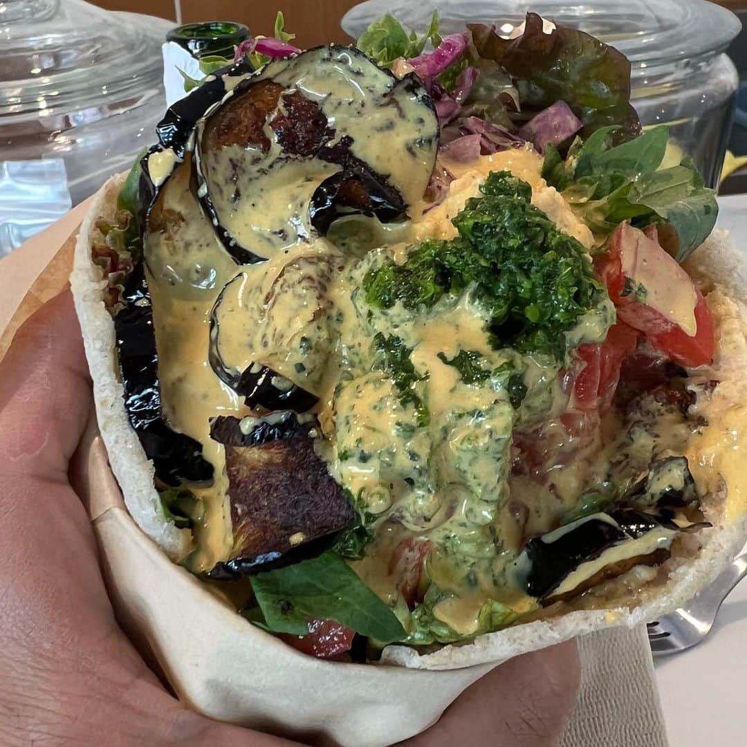 池田鉄洋のインスタグラム：「こないだ食べたファラフェルサンドがとーっても美味しかったので、今すぐに食べに行きたいのだけど、脚本の〆切間近なので、行けません。私の代わりに是非、食べてきてください。」