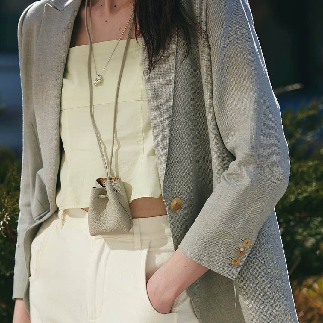 のインスタグラム：「ネックレス感覚でお使いいただけるMicro Bond。お手持ちのアクセサリーとの組み合わせも素敵に決まります。キーリングがついているので、鍵をつけたり、ワイヤレスイヤホンやリップをしまうのにも便利なサイズ感です。  #vasic #ヴァジック #vasicbond  #bag #leather #handbag #leatherbag #microbag #microbond #newcollection #ss23 #vasicjapan #vasicnews #バッグ #レザー #革  #ショルダーバッグ  #ハンドバッグ #ミニバッグ #マイクロバッグ #レザーバッグ #ヴァジックジャパン」