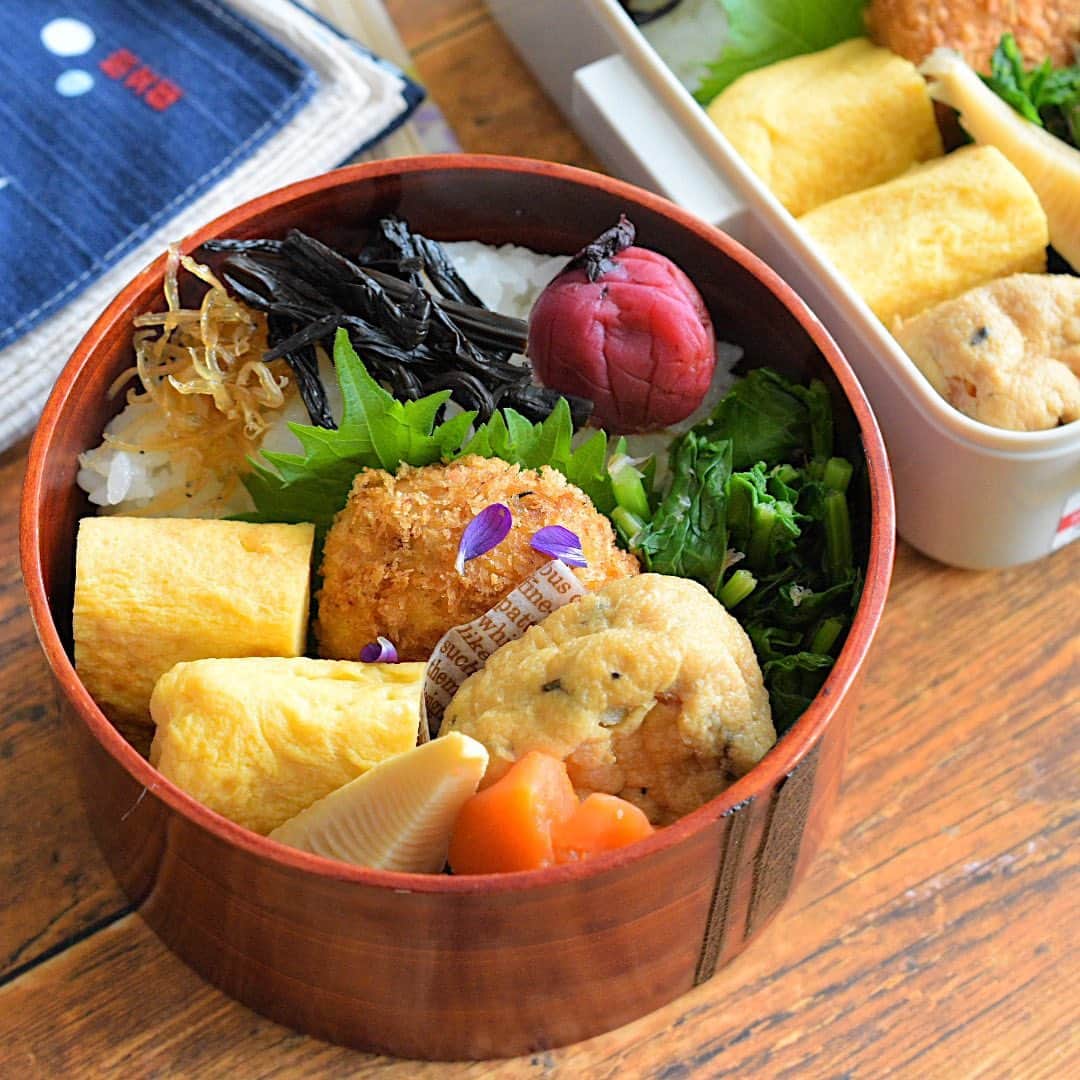 yukiyoのインスタグラム：「2023.5.9* ・ 今日のお弁当 ・ ごはんにわらびの佃煮、梅干し、しらすの佃煮 甘い出汁巻 おからコロッケ つぼみ菜ごま和え 筍とがんも、人参の煮物 おにぎりの具はしらすの佃煮 お味噌汁は青梗菜、長ネギ、お豆腐、黒ばら海苔、つぼみ菜の茎の太いところ ・ おからコロッケ、食べたかった！ （連休中、ほぼ毎日スーパーを見ていたのにおからが売り切れで買えなかった。。何故⁇） ・ おから200gに豆乳100ml、マヨネーズ大さじ2を混ぜて レンジで2分あたため、 そこに筍、鶏ひき肉、絹さや、人参、ひじきを炒め合わせ 薄味のそぼろ程度に甘辛く味付けたのを混ぜ込み 形をまとめて天ぷら粉水で溶いたの→パン粉をつけて 程よい色に揚げてます。 ・ このお弁当サイズが15個出来ました笑 #冷凍貯金 ・ #お弁当 #obento #bento #japanesefood #暮らし #わっぱ #曲げわっぱ #わっぱ弁当 #igersjp #クロワッサンお弁当部 #クロワッサン普段弁当」