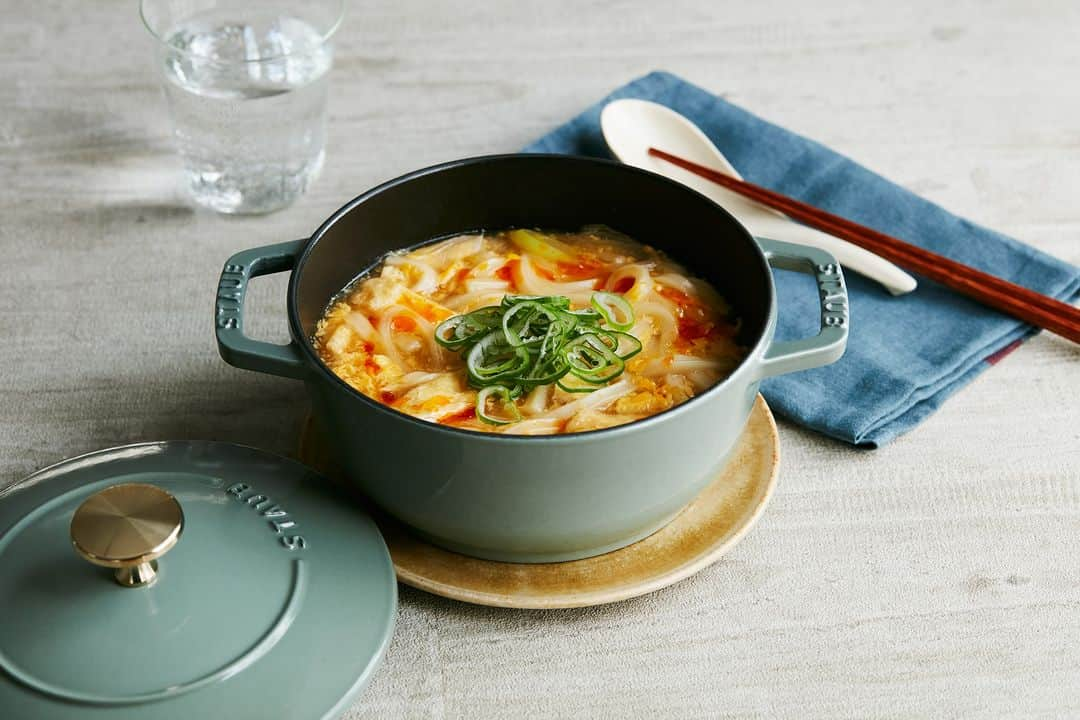 staub ストウブさんのインスタグラム写真 - (staub ストウブInstagram)「【新色「ユーカリ」 Wa-NABE S 】  和を感じさせる落ち着いたグリーンがどんな食卓にも馴染む 新色「ユーカリ」カラー。ラインナップとして発売中の “Wa-NABE S”は、コロンとした丸みのある底形状で、煮汁を含ませる和の煮物作りに最適なお鍋。小ぶりサイズ(16cm)なので、一人分の鍋料理やうどん、ちょっとした副菜作りにオススメです。   商品URL → bit.ly/3LBOcCC リンクはストーリーズでもご紹介中！  #STAUB #ストウブ #ストウブ新色 #ストウブ料理 #ストウブ鍋 #ストウブユーカリ」5月9日 10時31分 - staub_japan