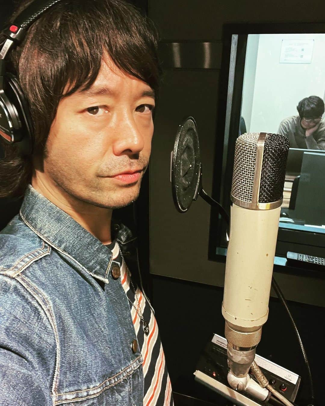 和田唱のインスタグラム：「定期的にやっております🎙そう、ソロ3作目に向けて。通常リズムトラック（ドラムやベース）から録ってギターや鍵盤系の上ものを重ねて行って、最後に歌を録るってのが一般的レコーディングのあり方になってるけど、俺はことごとく無視します（笑）今回は家で作ったラフなデモに合わせてまず歌の本チャンを録ってる。今のとこ。（っていうか本チャンのチャンって何だ？🤔）  伴奏のグルーヴに合わせて歌を歌うのもいいけど、歌のグルーヴに合わせて楽器を録るのも方法論としては一つの正解だと思うなぁ。そんなわけで今回はベースやドラムを最後に録るパターンが多くなりそう。  ビートルズ中期以降のポールだって、ベースを最後にダビングするケースも多かったみたいね。そうする事でアンサンブルの合間を縫うようなメロディアスなベースラインを考える事が出来たんだよね。だからホント日本におけるレコーディングのやり方っていうか常識って凝り固まってるなぁとは思う。  そんなわけで常識を無視したレコーディング、進めてます😄👍音楽を構築していく作業、毎度言ってるけど本当に好き。  #和田唱　#ソロアルバム　#レコーディング」