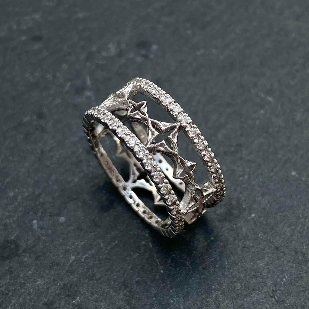 LoreeRodkin 銀座店さんのインスタグラム写真 - (LoreeRodkin 銀座店Instagram)「・  "LOTUS QUARTERFOIL PAVE RING" (White Gold)  #loreerodkin#ローリーロドキン#サクセスジュエリー#ロータス#マリッジリング#ペアリング#ピンキーリング」5月9日 10時52分 - loreerodkin_tokyo