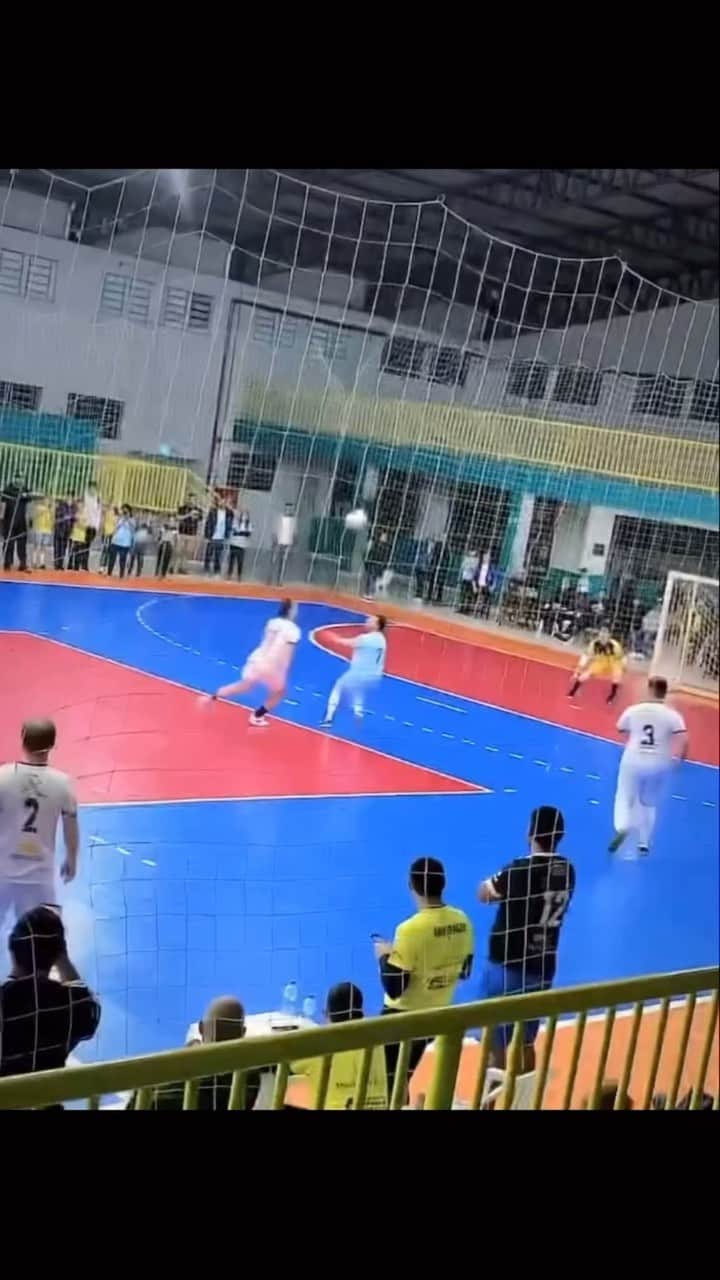 アレッサンドロ・ローザ・ヴィエイラのインスタグラム：「Olha a direita aí 😁⚽️🥅   Obrigado #nonoairs   Amanhã tem #passofundors」