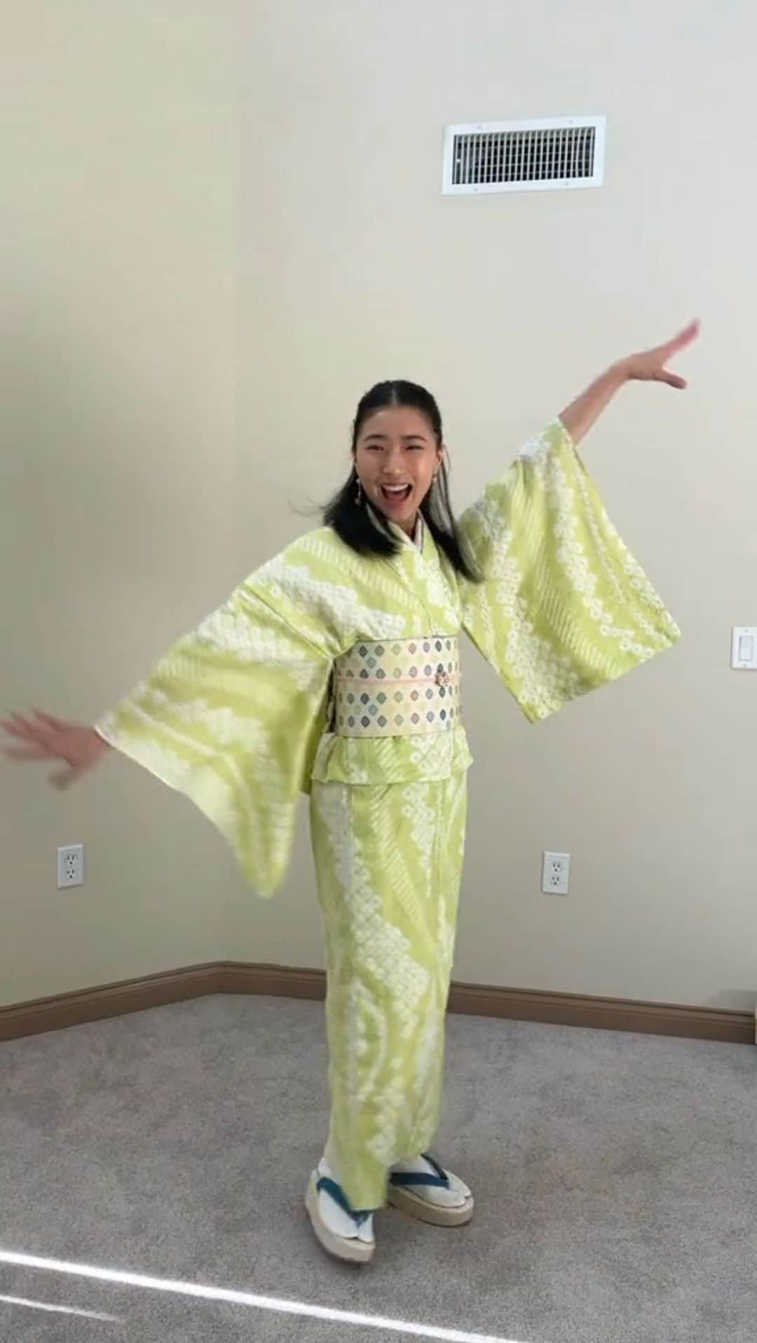 篠原枝令菜のインスタグラム：「Putting the yukata on took me like an hour cuz I kept redoing it lol but worth all the time and effort!!  #aapi #yukata #japanese」