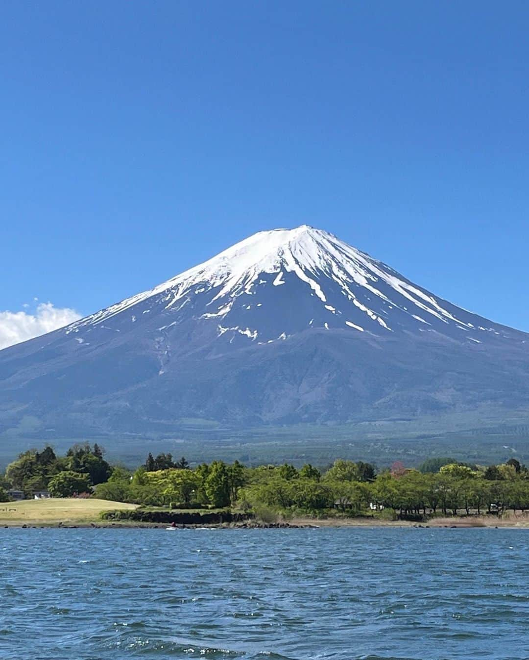 藤澤恵麻のインスタグラム：「⁡ ⁡ 2日目 遊覧船で河口湖を一周。 目前には大きな富士山 それはそれは雄大で圧巻でした。 ⁡ 遊覧船を降りた後は、近くの公園へ。 子供達は大喜びで滑り台を何度も滑っては走り回っていました。 遊具近くの八重桜が満開で、とても綺麗でした。 ⁡ ランチは地元で大人気のムースヒルズバーガーへ。 私はアボカドチーズバーガーをオーダー。 すごいボリューム！ とても美味しかったです♪ ⁡ 思い出に残る旅になりました。 ⁡ ⁡ #恵麻 #ema #河口湖 #富士山 #遊覧船 #公園 #ムースヒルズバーガー #ハンバーガー #ランチ #美味しい」