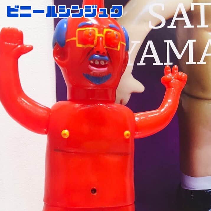 デハラユキノリのインスタグラム：「＼VINYL SHINJUKU NEWS／ デハラユキノリ（@deharayukinori）のソフビがビニールシンジュク店頭にて受注開始いたしました！  おひとり様各種1点までご購入可能です。 お渡しは7月中を予定しております。  受注受付期間は5月31日までを予定しております。 受注数に限りがございますので、 ご購入希望のお客様はお早めのご来店をおすすめいたします。 早期に完売してしまった場合受付期間が早まる場合がございます。あらかじめご了承ください。  ーーーーーーーーーーー デハラユキノリ / DEHARA YUKINORI (@deharayukinori )  1974年高知県カツオ生まれ、ビール育ち。年間制作フィギュア約400体、飲酒ビール400リットル。東京を拠点にフィギュアイラストレーターとして活動。Nike、NEC、タワーレコード、アシックスヨーロッパなどの広告を手がける一方、作家として年間5～6回のペースで個展を行い東京をはじめ 台湾・香港・韓国・上海・パリ・NY・LAなどで新作を発表している。著書に作品集 「DEHARA」写真集「サトシ君のリストライフ」、絵本に「お野菜戦争」がある。「きのこの山」キャラクターきの山さんデザイン、いきものががりベスト盤「いきものばかり」のジャケット、高知の「おとどちゃん」「べろべろの神様」などを手がけている。  #デハラユキノリ　 #sofvi  #softvinyl #ソフビ #vinyl #ビニールシンジュク #新宿駅  #新宿駅エキナカ」