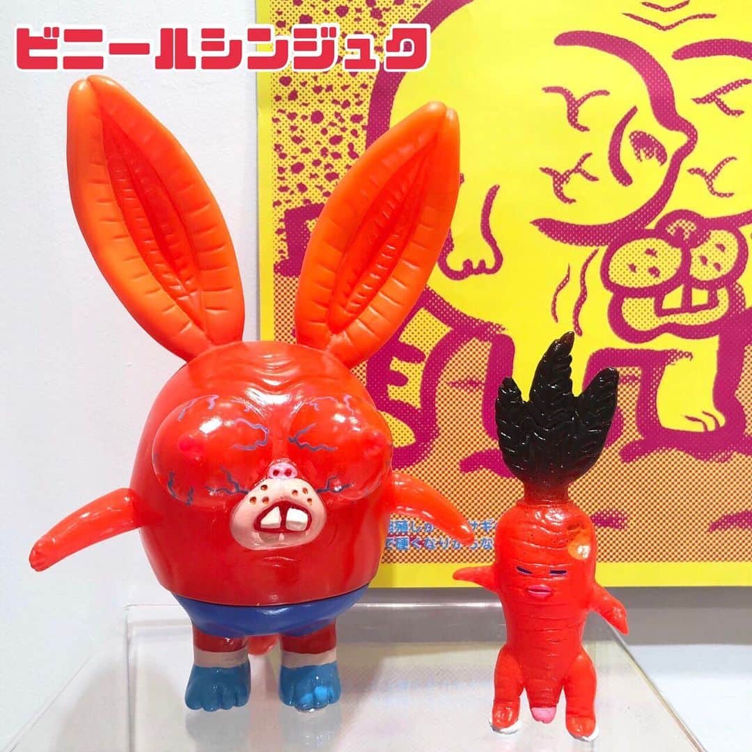 デハラユキノリのインスタグラム：「＼VINYL SHINJUKU NEWS／ デハラユキノリ（@deharayukinori）のソフビがビニールシンジュク店頭にて受注開始いたしました！  おひとり様各種1点までご購入可能です。 お渡しは7月中を予定しております。  受注受付期間は5月31日までを予定しております。 受注数に限りがございますので、 ご購入希望のお客様はお早めのご来店をおすすめいたします。 早期に完売してしまった場合受付期間が早まる場合がございます。あらかじめご了承ください。  ーーーーーーーーーーー デハラユキノリ / DEHARA YUKINORI (@deharayukinori )  1974年高知県カツオ生まれ、ビール育ち。年間制作フィギュア約400体、飲酒ビール400リットル。東京を拠点にフィギュアイラストレーターとして活動。Nike、NEC、タワーレコード、アシックスヨーロッパなどの広告を手がける一方、作家として年間5～6回のペースで個展を行い東京をはじめ 台湾・香港・韓国・上海・パリ・NY・LAなどで新作を発表している。著書に作品集 「DEHARA」写真集「サトシ君のリストライフ」、絵本に「お野菜戦争」がある。「きのこの山」キャラクターきの山さんデザイン、いきものががりベスト盤「いきものばかり」のジャケット、高知の「おとどちゃん」「べろべろの神様」などを手がけている。  #デハラユキノリ　 #sofvi  #softvinyl #ソフビ #vinyl #ビニールシンジュク #新宿駅  #新宿駅エキナカ」