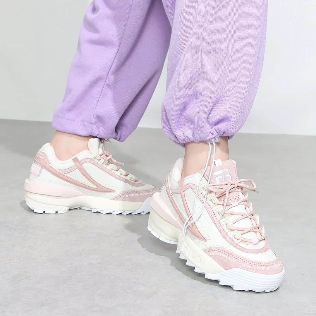 のインスタグラム：「【FILA】  ■【BE:FIRST コラボモデル】フィラ FILA Disruptor II EXP x BE:FIRST （SNOW WHITE/MAUVE MORN）  海外セレブリティーからストリートのファッションアイコンまで、数多くの人の足元を彩っている”ディスラプター2”のアップデートバージョン”ディスラプター2 EXP。  ✓https://bit.ly/42hQBrt  #FILA #フィラ #BEFIRST #ビーファースト #ロコンド #locondo」