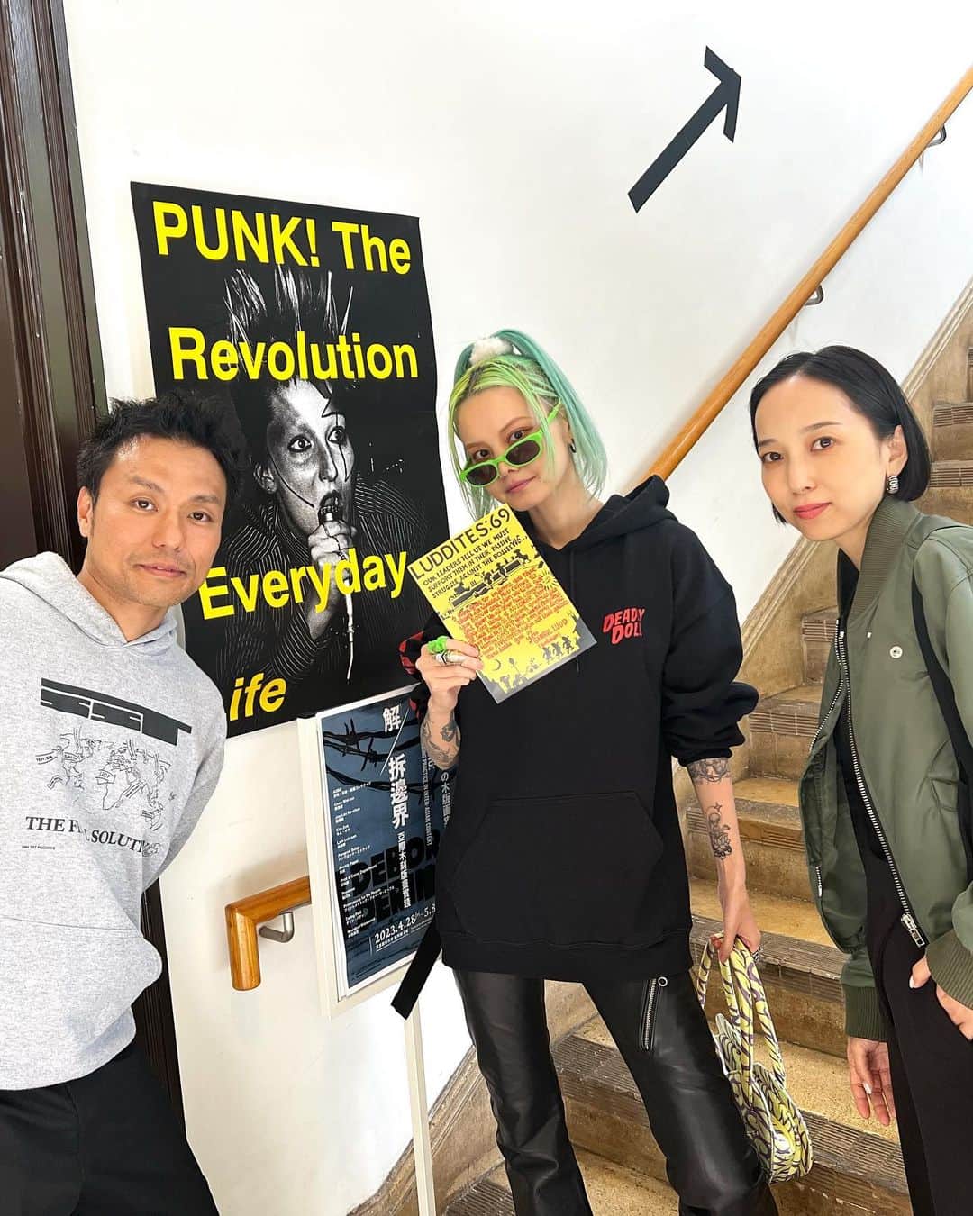 ナカオエリコさんのインスタグラム写真 - (ナカオエリコInstagram)「✊🤍🕊️ @kawakami_labo  東京藝術大学毛利嘉孝研究室では、2021年より国内7ヶ所を巡回してきた「Punk! The Revolution of Everyday Life」を開催します。  “日常生活に明確に言及することなく、革命と階級闘争について語る人たち、愛について何が破壊的で、制約の拒否において何が明確であるかを理解しない人たちは、口の中に屍体をくわえているのだ。” ラウル・ヴァネーゲム『日常生活の革命』  パンクは一般的に騒がしい音楽に派手なファッション、暴れる観客といったイメージを持たれることが殆どですが、この系譜を辿るとみえてくるのが「相互扶助」「積極的自由」「自主管理」など、他者および自己への倫理といった原理の通底です。現代美術とロックから派生したパンクは、音楽活動のみならず、独自の倫理的実践を通して社会に影響を与え、多様性といった人間性の回復をもたらしてきました。本展では、パンクがこれまでさまざまな社会問題に取り組んできた実践と批評性を捉えることで、現代美術との親和性、さらには両者の相乗性について検討します。諸問題を抱える現代の日常生活に対してパンクがどのように音楽を通じて自律空間を形成しているのか、さらにはそれがどのような意味を持つのか、改めて振り返ります。  会期中にはゲストを招いたトークイベントも開催します。本展では、パンクの系譜を俯瞰することで、それぞれの社会背景から生まれたD.I.Y精神が脈々と受け継がれてきたことがわかります。私たちのこれからの暮らしや日常について、対話し、考ていく展覧会です。  会期｜2023年4月28日（金） – 5月8日（月） 会場｜東京藝術大学大学美術館 陳列館　1F 　　　〒110-0007 東京都台東区上野公園１２−８ 休館日｜なし 入場｜無料 時間｜10:00 –  17:00 主催｜毛利嘉孝研究室 キュレーション｜川上幸之介 協力｜モトヤユナイテッド株式会社 高崎英樹（BRONZE FIST RECORDS） 江上賢一郎（東京藝術大学）  ■スペシャルイベント 5月7日（日）17:00-18:30  「アジアのパンクシーン」高崎英樹（BRONZE FIST RECORDS） 5月9日（火）18:00-19:30 「DIYとパンク」永山愛樹（タートルアイランド） ファシリテーター　毛利嘉孝（東京藝術大学）、川上幸之介（倉敷芸術科学大学） 定員｜50名（予約不要）  ■出品作家・グループ ダダ｜DADA 　 レトリスム｜Lettrism シチュアシオニスト・インターナショナル｜Situationist International ブラックマスク＆アップ・アゲインスト・ザ・ウォール・マザーファッカー｜Black Mask＆Up Against the Wall Motherfucker キング・モブ｜King Mob クラス｜CRASS ライオット・ガール｜Riot Grrrl クィアコア｜Queercore アフロパンク｜Afropunk インドネシアン・パンク｜Indonesian Punk ミャンマー・パンク｜Burmese Punk ネパール・パンク｜Nepalese Punk フィリピン・パンク｜Filipino Punk 橋の下世界音楽祭｜Soul Beat Asia デヴィッド・グレーバー｜David Graeber」5月9日 10時58分 - erikonakao_tokyo