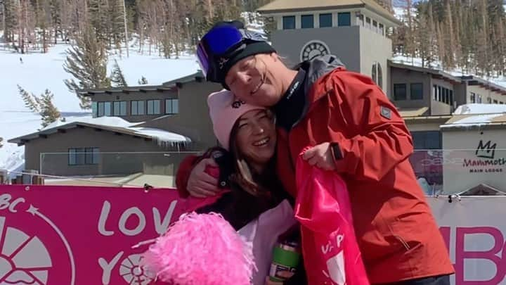 上田ユキエのインスタグラム：「Girls just wanna have fun 💕 @b4bc @mammothmountain @jonnelmx236 🩷  #snowboarding #b4bc #mammothmountain #breastcancer #乳がん #boardingforbreastcancer」