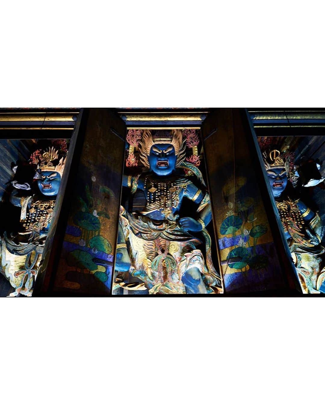 はなさんのインスタグラム写真 - (はなInstagram)「「リンネル」6月号にて観光列車「あをによし」で行く奈良の旅をご紹介！奈良国立博物館では、金峰山寺の仁王さまとご対面です😆5メートル以上ある阿形と吽形は仁王門の解体工事に伴い現在、博物館にて他の仏像たちとシェアハウス中。ちょうど青い衣装を着ていたので、私は金峰山寺のご本尊、蔵王権現になって、大地に宿る悪たちを退治します😤金峰山寺の蔵王権現さまのご開帳、次回は秋ですが吉野の山々はGW明けが新緑眩しく、一番いい季節だと聞いています😃 #奈良国立博物館 #リンネル #蔵王権現 #金峰山寺 #仁王像 #photobyyamaguchiakira」5月9日 11時02分 - hanalovestaco