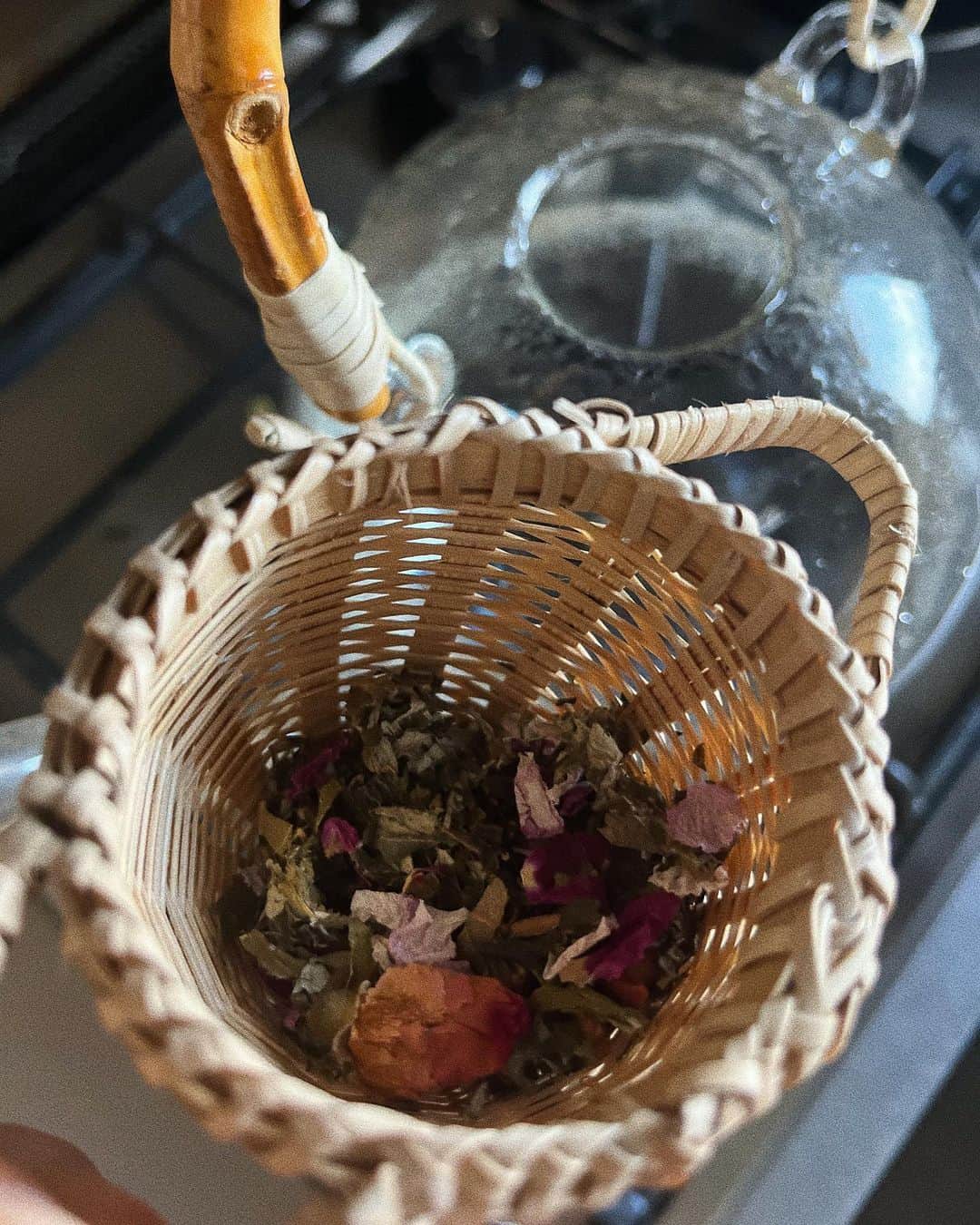 宇藤えみさんのインスタグラム写真 - (宇藤えみInstagram)「満月の日のよもぎ茶🌕 春謳〜はるうたう〜 バラ科のお花たちを丁寧に集められた季節のよもぎ茶🌸 ほんのり甘くて優しいかおり。 季節のお花たちがまた可愛いいろ。 @tea.suu のよもぎ茶と出会いもう何年だろう。 母さんが自分の為だけに淹れて、癒される時間って大事。 身体が辛い時にいつも救われているのです😌 糸島行きたいなぁ〜  #暮らし#よもぎ茶」5月9日 11時06分 - emiuto