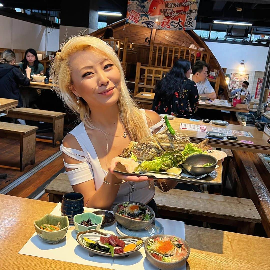 ライナ・ホワンさんのインスタグラム写真 - (ライナ・ホワンInstagram)「I’m so proud I caught my own fish 🐟 in Japan at the fishing boat restaurant in Shinjuku 😍   Thanks for taking me here @sugoimart   Watch my experience here —> https://youtu.be/52F4G6VIFdw」5月9日 11時12分 - rainaiscrazy