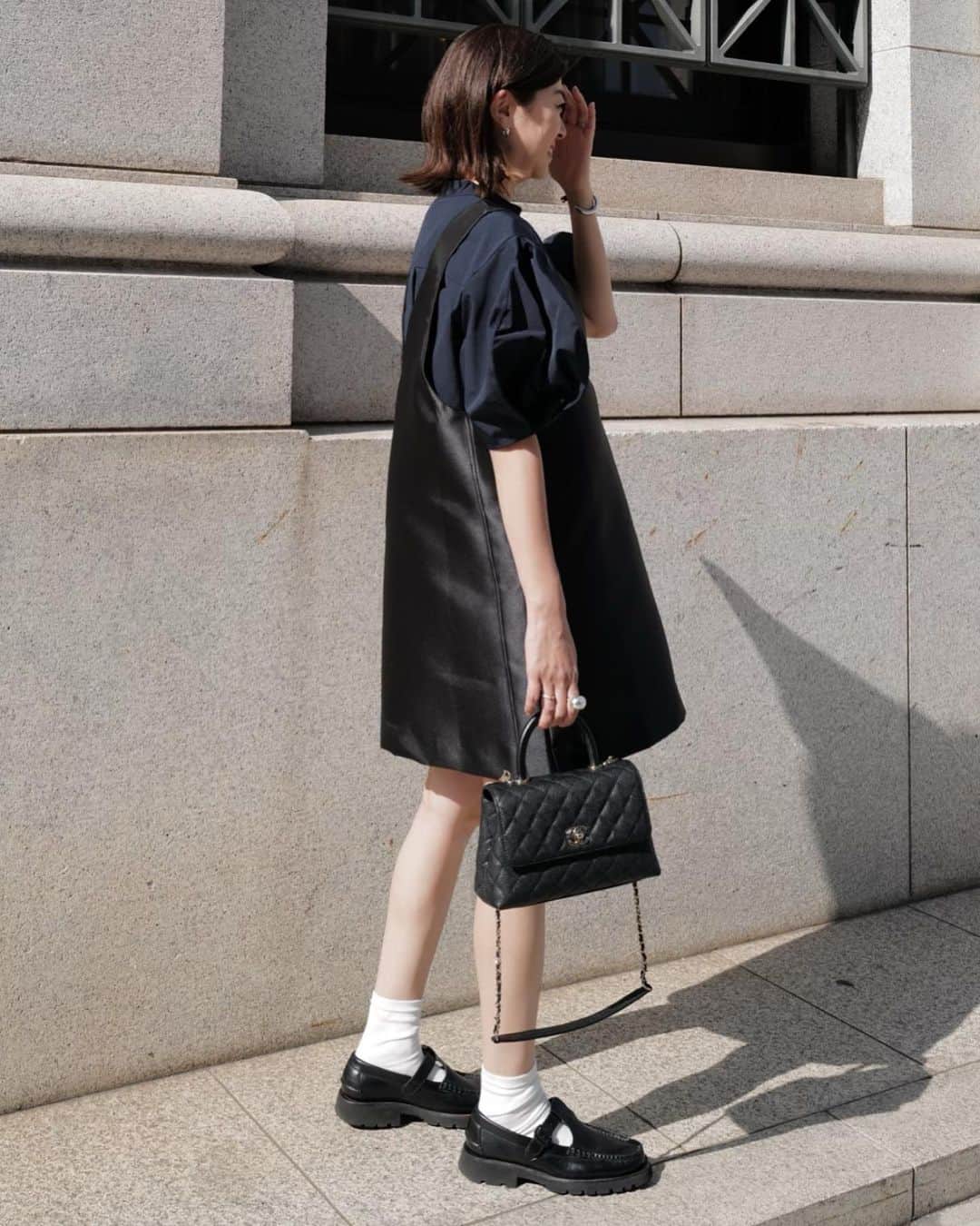 urakoのインスタグラム：「. 予約販売でも人気だった パフスリーブWボタンシャツが入荷します✔︎ モード感あるパフスリーブが 甘くなりすぎずデイリーにも着やすいけどキチンとも見えるのも嬉しい🫶 . ハリのある素材を使用していて お袖のシルエットもキレイに出て 気になる肩幅もカバーしてくれ 着痩せ効果も期待できます🙆‍♀️ . シワにもなりにくく、なおかつ ラクな着心地なのも嬉しいポイントです😊 パンツ、スカート、ジャンスカなど 幅広く合わせていただけます。 . . 合わせたサテンツイルミニドレスは しっかりと肉感もありハリ感と上品な光沢感もあるサテンを使用しており 大人のミニ丈として着用いただけますよ🫶 . . 5.10 wed 12:00 in stock . . #MACHATT」
