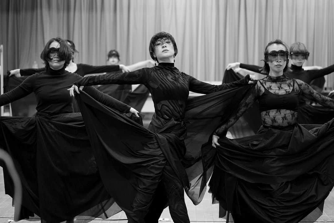 鈴木ゆまのインスタグラム：「25日開幕‼️「青い鳥〜7つの大罪〜」  「全てを覆い、隠せ！闇こそ本当に美しい姿だから。」  東京芸術劇場シアターウエスト  写真：大洞博靖 ⁡ ⁡ 〜青い鳥7つの大罪〜 ⁡ -------------------------- ⁡ ⁡ 芝居とダンスで綴る 東京パノラマシアター公演 ⁡ 『青い鳥〜7つの大罪〜』 ⁡ 【会場】東京芸術劇場シアターウエスト ⁡ 【公演日程】2023年 5月25日～28日　 5月25日(木) 14:00  19:00 5月26日(金) 14:00★  19:00 5月27日(土) 13:00◾️ 18:00★ 5月28日(日) 11:30  16:00 ★…アフタートークショー　 ⬛︎…バックステージツアー （詳細はHPをご覧ください） ⁡ ⁡ 【チケット】 全席指定席BB席7500円　S席7000円 　（BlueBird Seat＝客席前方最前列） 【CAST】　 チルチル　宮垣祐也 ミチル　　藤城萌恵 犬　　　  東直輝 猫　　　　Nami Monroe　 火　　　  三枝宏次 水　　　  石戸瑶子 パン　　　本田ひでゆき(本田兄妹)　 砂糖　　　渡邉春菜　 ミルク　　ヤマグチリオ 光　　　　椎名葵 夜の女王　鈴木ゆま ⁡ 秋山綾香　　　　　　　　　 京矢彩希　　　　　　　　　 正井雪香　　　　　　　　　 FUMI 　 　　　　　　　  三井夕萌 時田美潮　　　　　　　　　　  岩田芽依 三條智果 見目真菜 梅沢鮎実 村井友映 佐竹日和　 中村昇平　 玉置康二 岩下貴史 鶴家一仁 ⁡ プレメンバー　伊藤優希　川原利な　西郷真悠子　佐野史歩　牧野栞奈　萌果　米花沙希 ⁡ ⁡ 【STAFF】 原作　　　メーテルリンク「青い鳥」 脚本・演出  鈴木ゆま 舞台　中津政一 美術　角田知穂 音響　坂井悠 照明　小笠原洋 (株式会社DORT) 映像　CO2　　  映像オペ　山口加菜 衣装　YUTA  TOKYO／丸山弥子 ／キクチユウ 制作　安井恵　秋山綾香　藤城萌恵 演出部　渡邉春菜　白井愛子　児玉彩愛　 企画・製作　東京パノラマシアター ⁡ ⁡ ⁡ ⁡ #東京パノラマシアター  #青い鳥7つの大罪 #舞台 #ダンス #演劇 #芝居　#ダンサー  #ミュージカル #メーテルリンク  #東京芸術劇場シアターウエスト #今月の舞台」