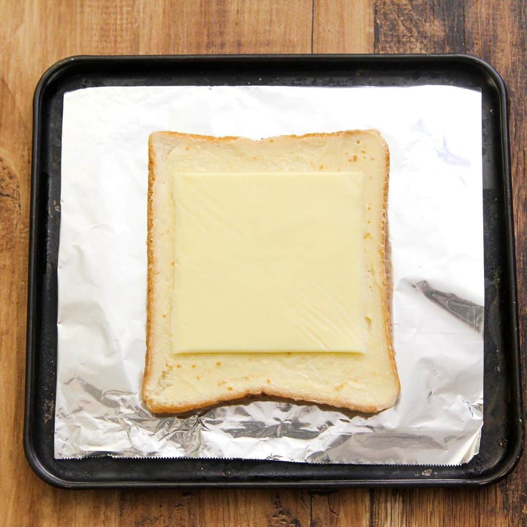 五十嵐ゆかりさんのインスタグラム写真 - (五十嵐ゆかりInstagram)「チーズトースト作る時、「コンソメ、醤油、バター」混ぜてパンに塗ってからチーズのせて焼くとうま味と香りで抜群に美味しくなる。  これだけ？って位簡単だけどすごく美味しい。  バター10g練って顆粒コンソメ・醤油各小1/6混ぜて食パンに塗り、スライスチーズ1枚のせてトースターでカリッと焼く。  #簡単クッキング#簡単美味しい#かんたんレシピ#自宅飯#時短ごはん#簡単ご飯#ズボラ飯#ズボラ主婦#ご飯記録#時短レシピ#時短料理#毎日ごはん#簡単料理#簡単ごはん#簡単レシピ#夕ご飯#お家ご飯#料理好き#レシピ#おうちご飯#クッキングラム#おうちごはん」5月9日 11時20分 - yukari_igarashi