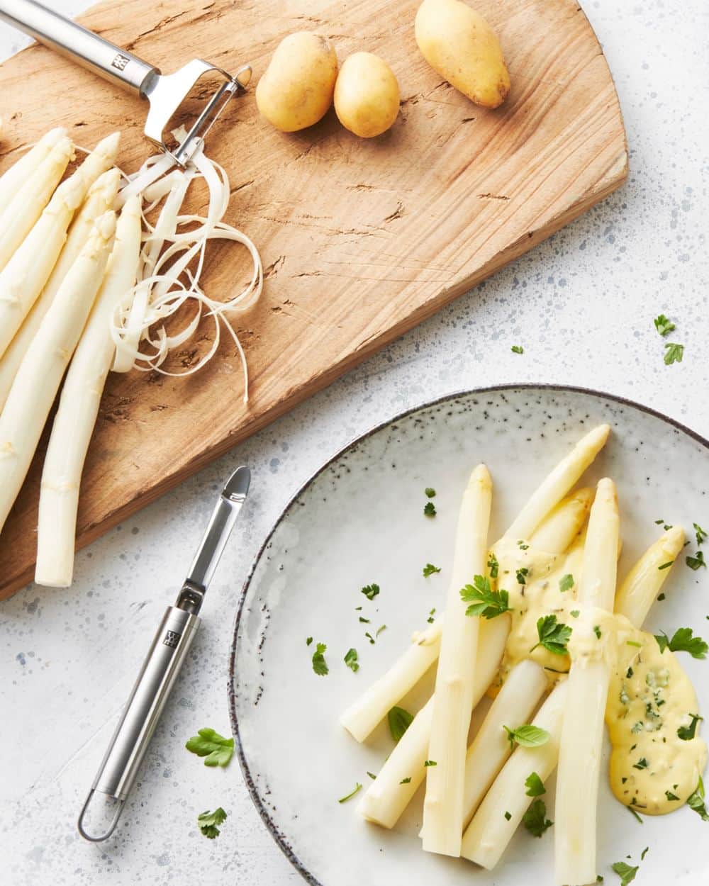 ZWILLING Japan ツヴィリングのインスタグラム：「【ZWILLING PROピーラー】  長野県や北海道では5月に最盛期を迎え、フレッシュなものもスーパーで見かけることが増えてきたホワイトアスパラガス。グリーンアスパラガスに比べ皮が硬いので、真ん中から根元にかけて皮をむいてから茹でることがポイントだそう。皮をむく時は、包丁でそぐようにむくか、ピーラーで削るようにすると簡単かつ均一にむけるのでオススメ。むいた皮は捨てず、一緒に茹でるとアスパラガスの旨みと香りが増した仕上がりに。   #zwilling #ツヴィリング」