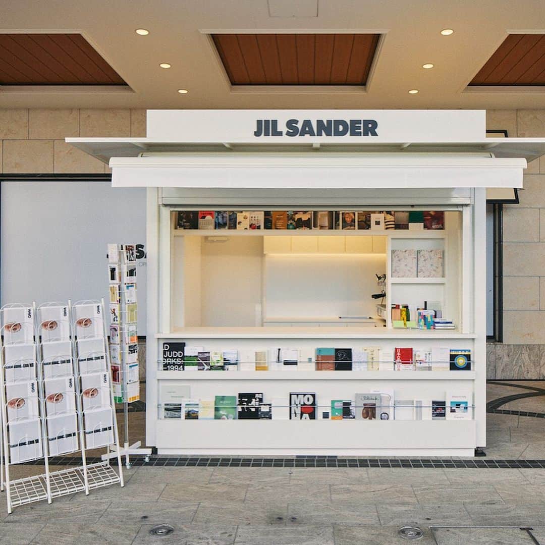 WWDジャパンさんのインスタグラム写真 - (WWDジャパンInstagram)「ニュース：「ジル サンダー」が京都に1カ月限定のキオスク　新店オープンに先駆けて  「ジル サンダー（JIL SANDER）」は、京都・河原町の京都BALエントランスに、コンセプトストア兼カフェ「ジル サンダー キオスク」を6月4日まで1カ月限定で開いている。このプロジェクトは、同施設1階に5月に開業予定の新店に先駆けたもので、ブランドの美学を体現したキオスクのミニマルなデザインは、京都初出店となるショップの特徴ともリンクするという。  キオスクでは、ルーシー・メイヤー（Lucie Meier）とルーク・メイヤー（Luke Meier）＝クリエイティブ・ディレクターが、アーティストや写真家とコラボレーションし企画・出版した写真集「ファミリアリティ（FAMILIARITY）」（1万9800円税込、以下同）や「パリ（PARIS）」（2万900円）、「マクロ（MACRO）」（2万2000円）に加え、アントワープ発の雑誌「エー マガジン（A MAGAZINE）」のキュレーターをメイヤー夫妻が手掛けた「エー マガジン キュレイテッド バイ ルーシー&ルーク・メイヤー（A MAGAZINE CURATED BY LUCIE AND LUKE MEIER）」も並ぶ。ほかにもビジュアルアートや建築から、工芸、小説、詩、音楽まで、ブランドの世界観を構成する書籍やアートブック、雑誌、メイヤー夫妻が愛用する日本製の文具をそろえる。また、クリエイティブ・ディレクターの2人が京都への思いを語ったインタビューや、新店開業に合わせて同ブランドとコラボレーションした京都の職人たちを紹介する冊子も配布中だ。  カフェでは、京都の老舗コーヒーロースター「小川珈琲」がキュレーションした、「ジル サンダー」オリジナルドリンクを提供する。  メイヤー夫妻は、「京都の新店舗では、世界における工芸の中心地のひとつであるこの街の存在を強調したいと考えた。それはとても現代的なこと。なぜなら私たちの現在とは、工芸と革新、人類と自然のバランスを見いだすことに尽きると思うから」とコメントしている。  ■ジル サンダー キオスク 場所：京都BAL エントランス特設スペース 住所：京都市中京区河原町通三条下ル山崎町251 日程：〜6月4日 時間：11:00〜20:00  詳細は @wwd_jp プロフィールのリンクから  #JILSANDER#ジルサンダー#キオスク#kiosk#jilsanderkiosk#luciemeier#lukemeier#ジルサンダーキオスク#京都#kyoto」5月9日 11時22分 - wwd_jp