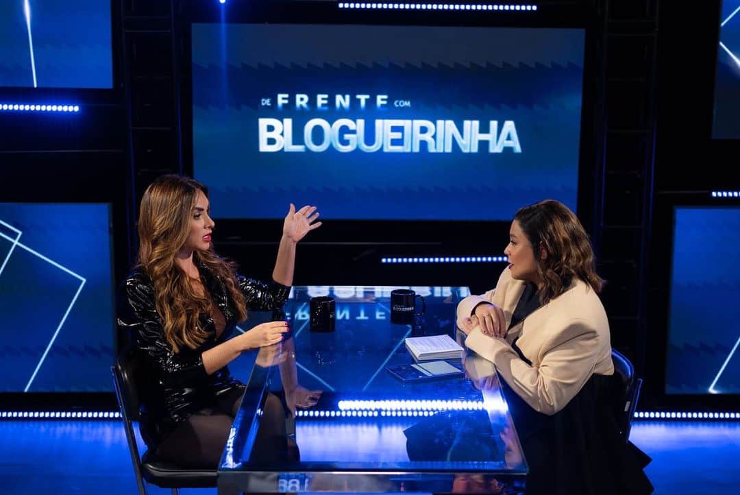 Nicole Bahlsのインスタグラム：「Só ela pra me fazer rir das minhas atrapalhadas 😂… Fiquei muito feliz em fazer parte do seu novo projeto @blogueirinha, tenho certeza que será um sucesso! Você merece 🙏👏😘  Stylist @luccass.andrade Look @ohmuseoficial」
