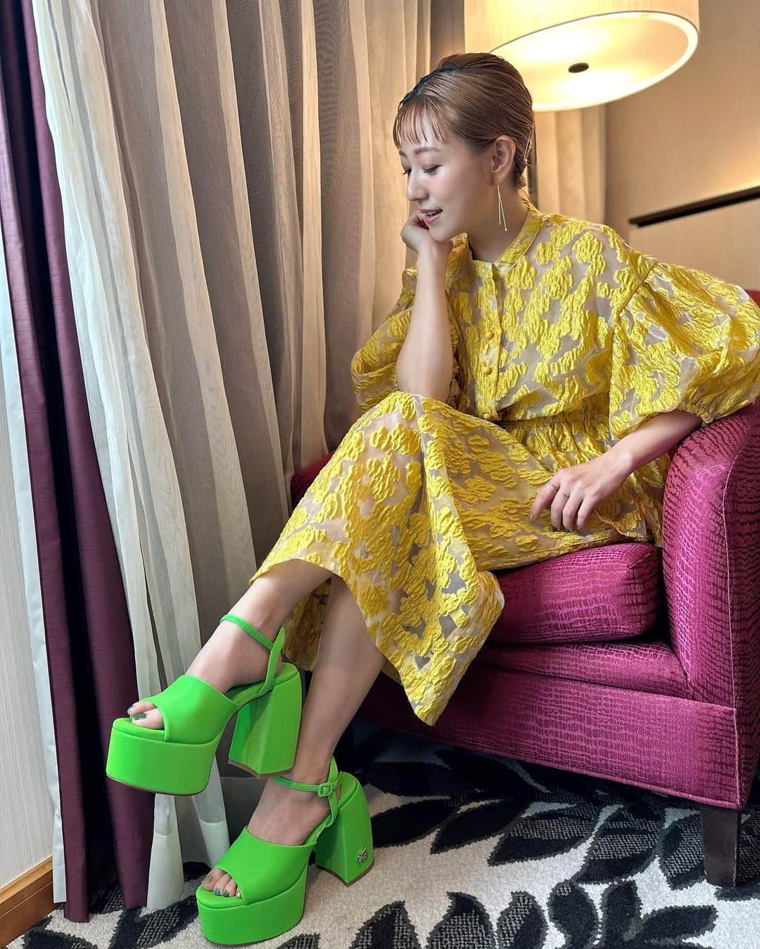 伊藤千晃のインスタグラム：「春らしい素材やカラー、 シルエットにはフェミニンさがあって大人可愛い洋服だったなぁ🥰 ⁡ イベントにも、 @coel.official 好きな子たくさんいたね💕 ⁡ 髪も伸びてきたから、 アレンジできるようになって楽しいな🥰  tops,skirt/ @coel.official  accessory/ @stellarhollywood  shose/ @yelloshoes_official   hair&make/ @nami5757  styling/ @utsumisaoriii」