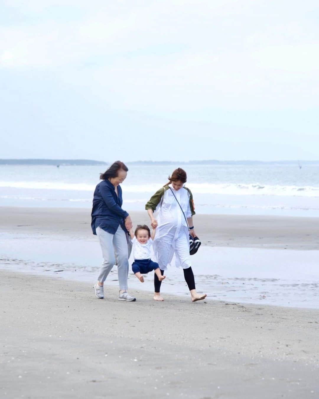 VANRIのインスタグラム：「☺︎< Last short trip before childbirth.  産前最後の大阪帰省 キューピット👼🏻となった友人の結婚式参列のため 初宮崎小旅行であっという間に終わってしまったGW。  ポッコリお腹にもたれるしょーぐんをお腹の中から しっかり蹴り返すとても元気なしょーぐん２号👶🏻 産まれる前からもう喧嘩をしているようで微笑ましいです。  #30w4d #shogun1y5m」