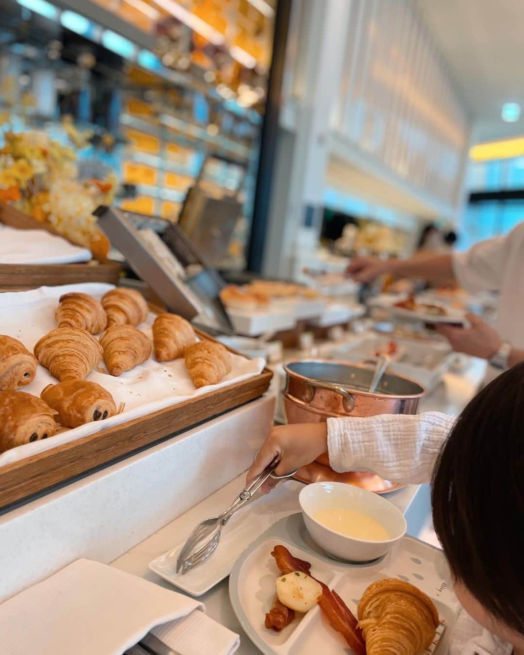 堀江直美さんのインスタグラム写真 - (堀江直美Instagram)「@signielhotels の朝食が洗練されていてタイプでした✨  すごく種類が豊富ということではないのですが一つ一つが美味しくて特に焼き立てパンをお席まで持って来てくださったり、出来たてのパスタは格別でした…🫶🏻  眺めも良く家族で有意義な時間を過ごせました🕊  さすが六つ星ホテル〜  #HIAND#ハイアンド#韓国#韓国旅行#子連れ韓国 #家族旅行#子連れ旅行#小学生ママ#六つ星ホテル #koreatravel#koreanstyle#シグニエルソウル#シグニエルホテル#signielseoul#signiel_seoul#signiel#signielhotel#hn✈️trip」5月9日 11時37分 - naomiiiiiiiiiiii