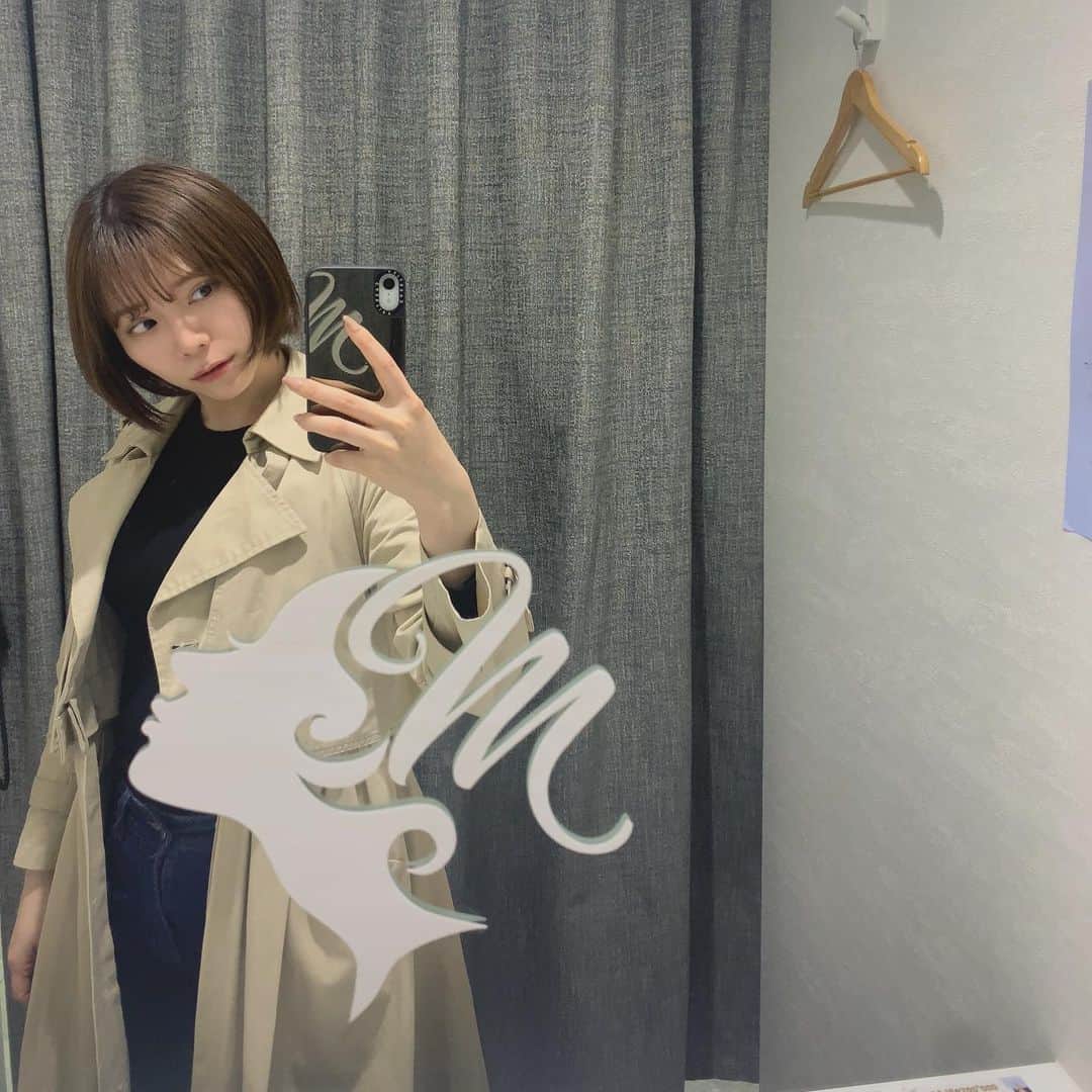 のインスタグラム：「【顎下のお肉撃退レポ】 先日載せた @myplacebeautyclinic さんでの 顎下ハイフレポ✌️ 　 ハイフといえば たるみ改善のイメージがあると思いますが 　 リニアモードという 脂肪撃退モードもあるそうで 顎下のお肉や頬のお肉におすすめ！ と聞きすぐに予約👆 　 　 今回は顎下のみにあてました◎ 　 【施術受けての感想】 ・痛み全くなし （動画の通り丁寧に確認しながら施術してくださいます） ・施術時間短い（5分程度） と言うのが当日の感想 　 次の日に 「あれ？すっきりしてる…」 と思ってきて 　 術後1週間目くらいには 「痩せた？」とよく聞かれるようになりました😊うれしい 　 実際 2週間後くらいまでじわじわ効果出てくるそうです✍️ 　 　 顎下のお肉撃退に関しての施術といえば エステのハイフや 　 美容医療だと 脂肪溶解注射や脂肪吸引等があると思います。 　 それぞれに対して 効果、価格、仕上がりスピード、ダウンタイムを考えた時に 　 顎下のみだと22000円／1回 、3回程度で効果が出る医療ハイフの脂肪撃退モードは最適解な気がします。 　 とはいえまだ１回目ですので 引き続き お肌治療の際に追加して2,３回目をした結果も載せさせていただきます✍️ 　 頬の脂肪撃退に関しても興味があるけど、年齢的に適度な脂肪も残したかったりでまたそこら辺はカウンセリングして決めます☺️✨ 　 ビフォーアフターがわかりやすい写真が撮れたら、また追って載せさせてもらいます！ 　 　 … やっぱり美容レポは書いてて楽しい😊！！ 良いものはたくさん共有し合いたい！！ 　  痩せても顎下だけは気になる…って方 結構多いイメージなので役に立てると嬉しいです！！  #美容レポ #美容情報 #アンチエイジング #顎下 #フェイスライン #二重あご #美容医療 #ハイフ #顎下のたるみ #myplacebeautyclinic」